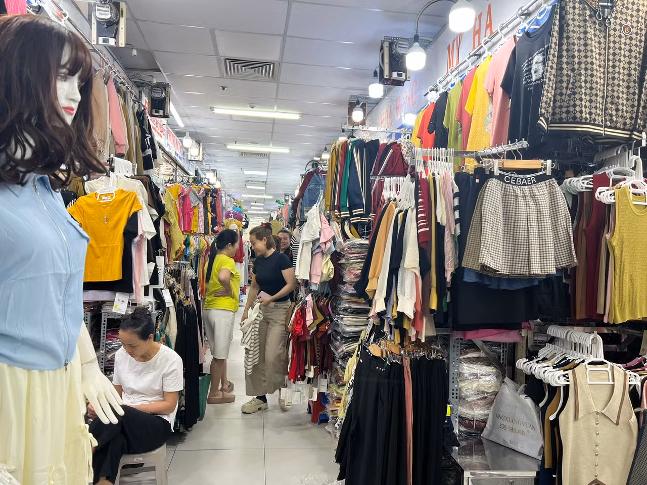 Chợ An Đông (quận 5, TPHCM) từng được xem là vựa hàng thời trang lớn nhất của TPHCM. Nơi đây kinh doanh đủ các mặt hàng từ quần áo, giày dép, túi xách... với giá rất mềm. Đặc biệt tại chợ, tiểu thương không nói thách nên khách dễ mua, nếu khách mua từ 2 - 3 sản phẩm trở lên sẽ được giảm thêm khoảng 10.000 - 20.000 đồng.