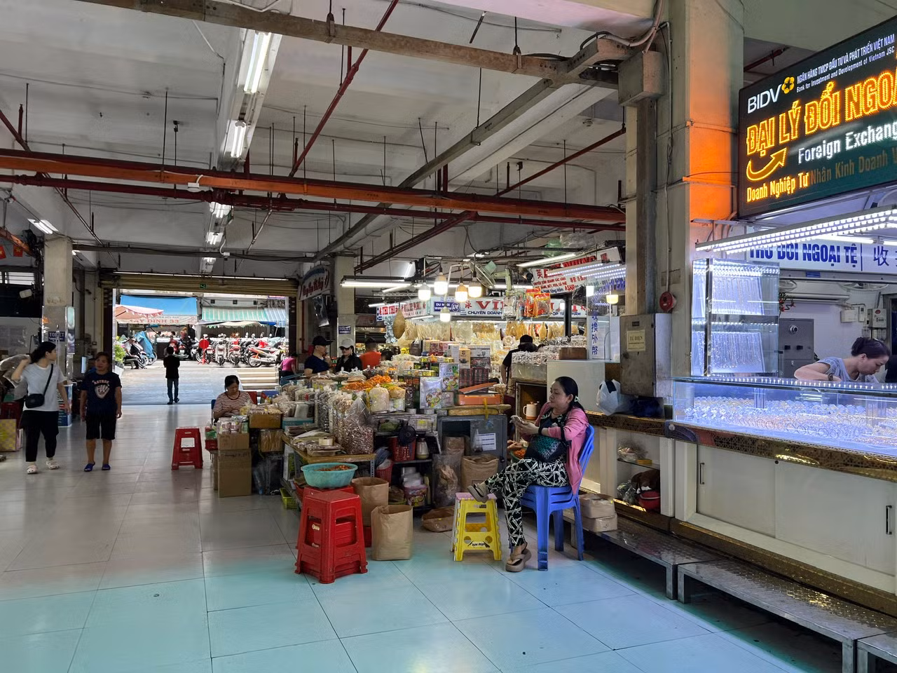 Trước tình hình hiện tại ở các chợ, Sở Công Thương TPHCM cho biết, thành phố đang triển khai thực hiện Nghị định số 60/2024/NĐ-CP về phát triển và quản lý chợ nhằm nâng cao vai trò, chức năng, hiệu quả quản lý nhà nước đối với lĩnh vực chợ trên địa bàn thành phố. Theo đó, TPHCM sẽ xây dựng hệ thống chợ hiện đại, đậm đà bản sắc văn hóa dân tộc, kế thừa và phát huy giá trị di sản kiến trúc truyền thống…