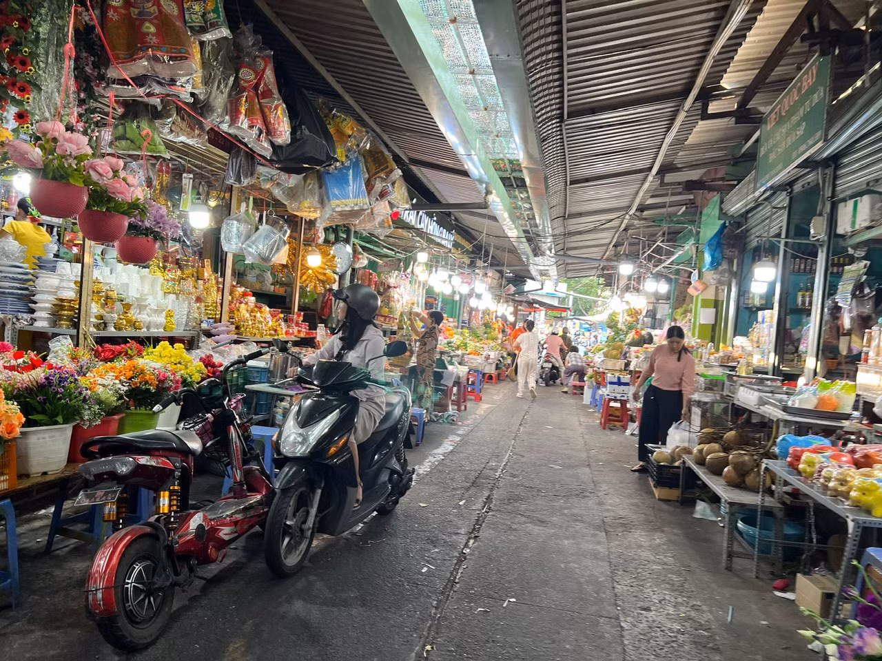 “Các loại rau như xà lách, hành lá, cà chua… vì không thể trữ lạnh nên phải nhập hàng mới. Do vẫn còn trong những ngày Tết, nhà vườn đang nghỉ lễ, hơn nữa các loại rau đều đã được nông dân thu hoạch hết để bán trước Tết nên sản lượng nhập về không nhiều, giá tăng khoảng 20 – 30%. Giá đầu vào tăng cao nhưng tôi bán lẻ cũng chỉ tăng khoảng 3.000 – 5.000 đồng/kg. Dự kiến sau rằm tháng Giêng (15/1 âm lịch), giá cả mới ổn định trở lại” – bà Lê Thị Hà, tiểu thương chợ Hòa Bình (quận 5) cho biết.