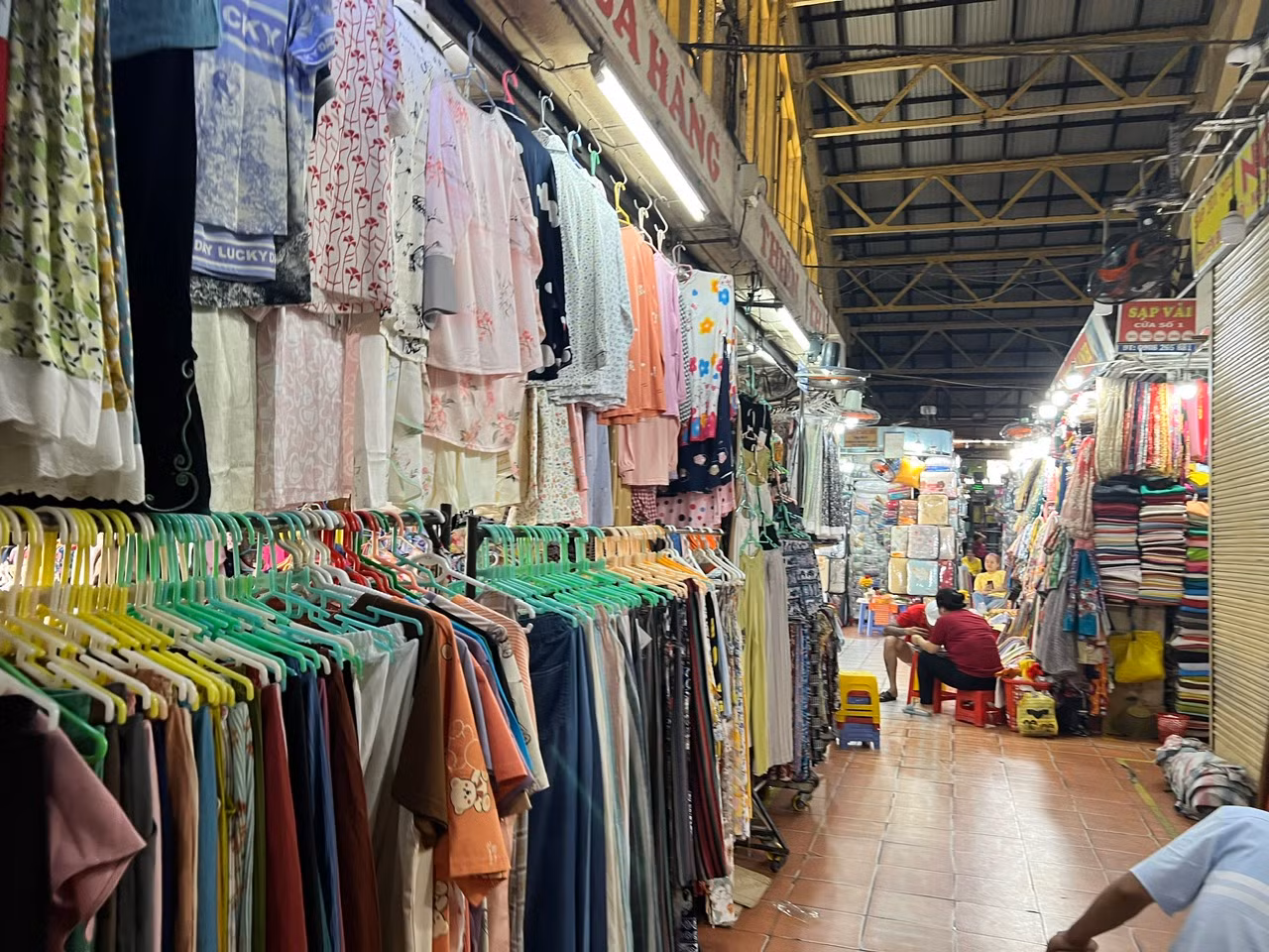 Trong ngày 3/2, hầu hết các chợ truyền thống trên địa bàn thành phố đã mở cửa kinh doanh trở lại và chủ yếu là các quầy thịt gia súc, gia cầm, rau củ quả…