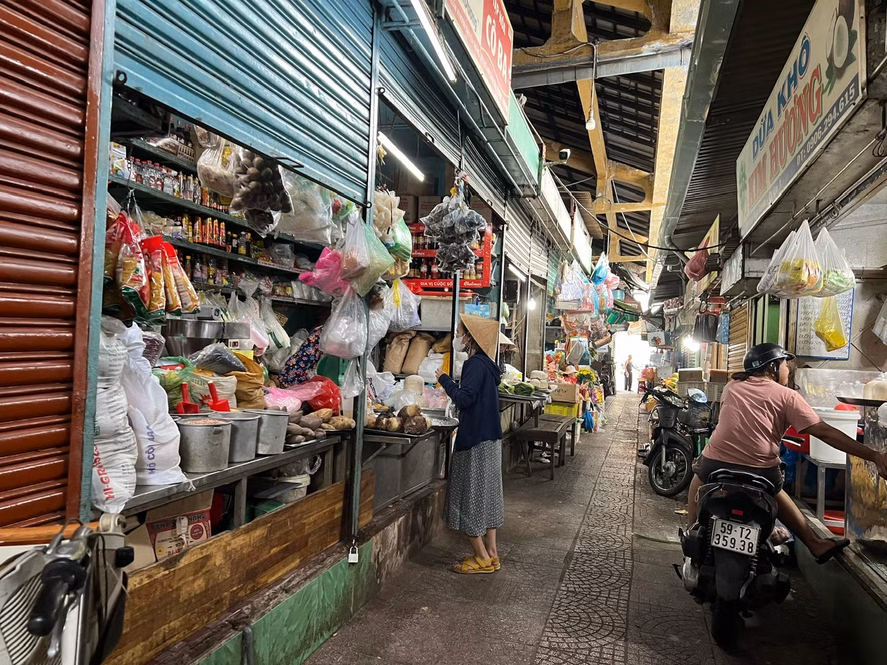 “Một số tiểu thương sau Tết đi chùa, đi hành hương nên chưa khai trương bán lại. Đa số tiểu thương sẽ bán lại sau rằm tháng Giêng” – chị Thủy (kinh doanh rau củ tại chợ Tân Định) nói.