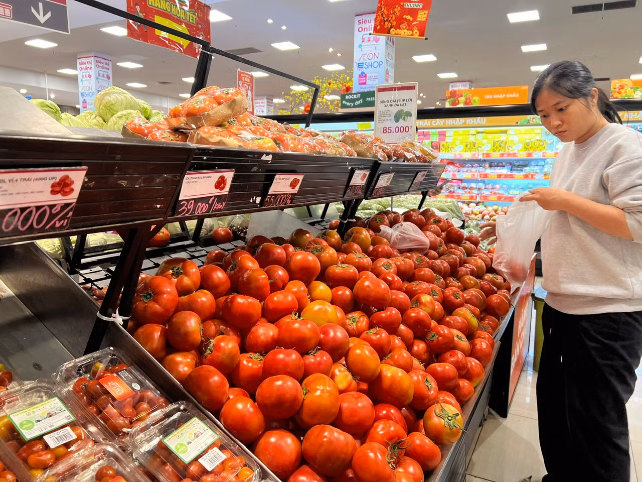Cà chua Đà Lạt có giá từ 39.000 - 55.000 đồng/kg. Giá các mặt hàng tại siêu thị đã ổn định trở lại như ngày thường.