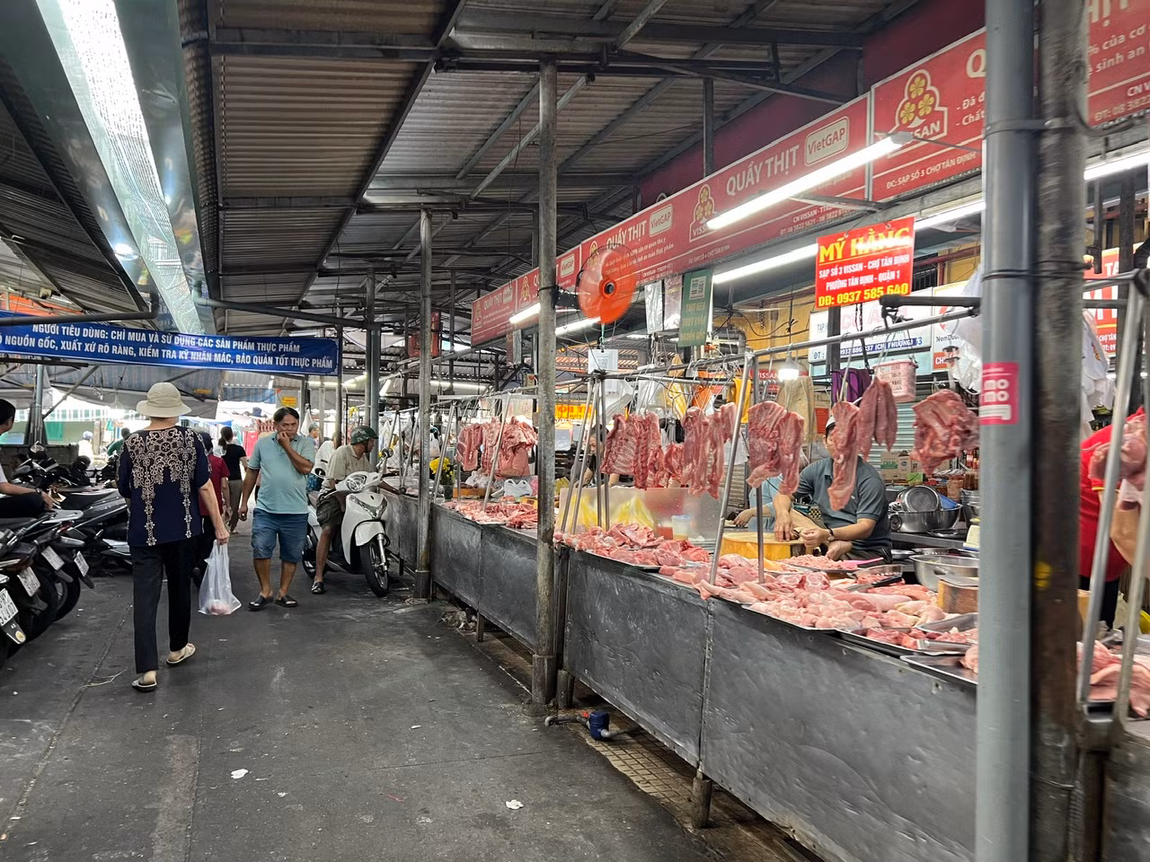 Cụ thể, heo mảnh loại 1 giá 91.000 đồng/kg, heo mảnh loại 2 giá 86.000 đồng/kg, đùi rọ 90.000 đồng/kg, nạc dăm 115.000 đồng/kg, sườn non 160.000 đồng/kg, gà mái ta làm sẵn (1 - 1,5kg) 120.000 – 140.000 đồng/kg, vịt làm sẵn 85.000 – 100.000 đồng/kg.