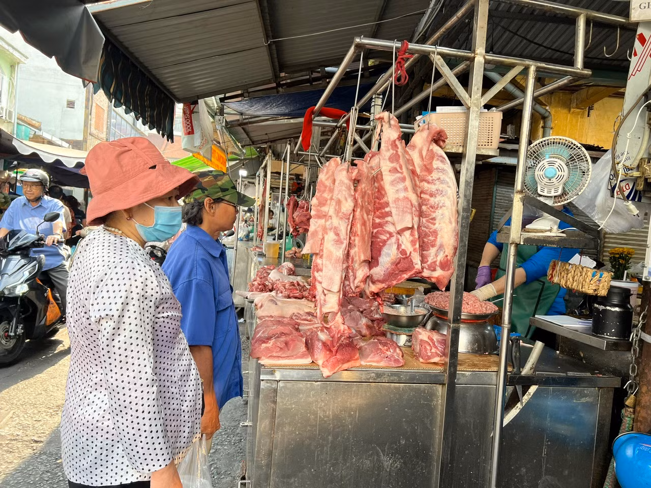 Ngày 3/2, tại nhiều chợ truyền thống lớn như Hòa Hưng (quận 10), Bà Chiểu (quận Bình Thạnh), Phú Lâm (quận 6)… tiểu thương đã mở cửa kinh doanh trở lại. Một số tiểu thương ngành rau củ quả đã bắt đầu nhập hàng về bán từ mùng 4 Tết.
