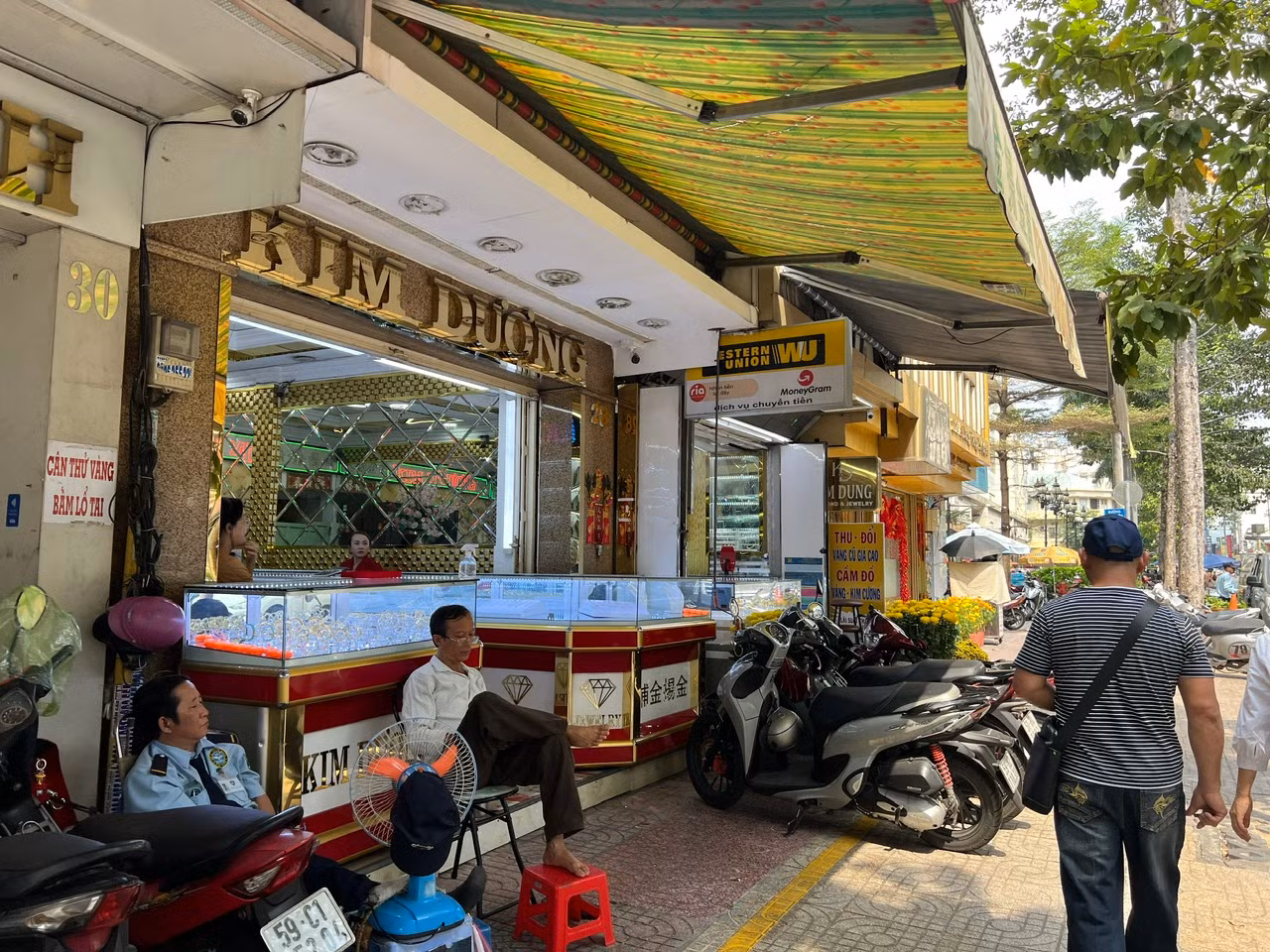 Khu chuyên doanh vàng bạc, đá quý gần Trung tâm thương mại An Đông Plaza (quận 5) cũng chung cảnh đìu hiu. Nhân viên, bảo vệ ngồi không vì không có khách ra vào.