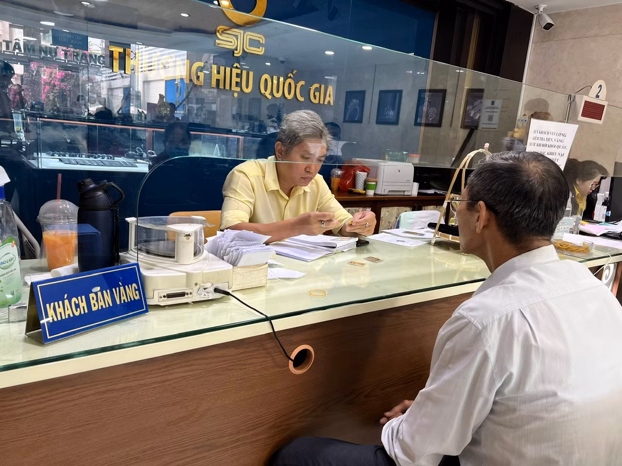 Khu vực khách bán vàng tại Công ty SJC luôn nhộn nhịp, có người bán vài lượng vàng, có người bán dăm ba chỉ. Tuy nhiên đa số khách đều có tâm lý lo ngại giá vàng sẽ còn giảm sau khi bị lập kỷ lục nên nhanh chóng bán vàng. Đa số những người bán vàng này đã mua vàng từ khá lâu, khi giá còn thấp.
