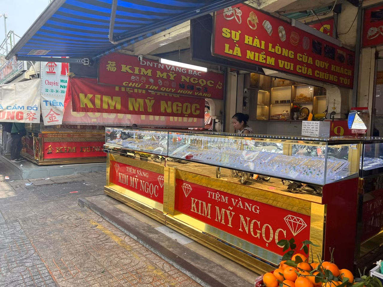 Vàng đầy tủ nhưng không có khách