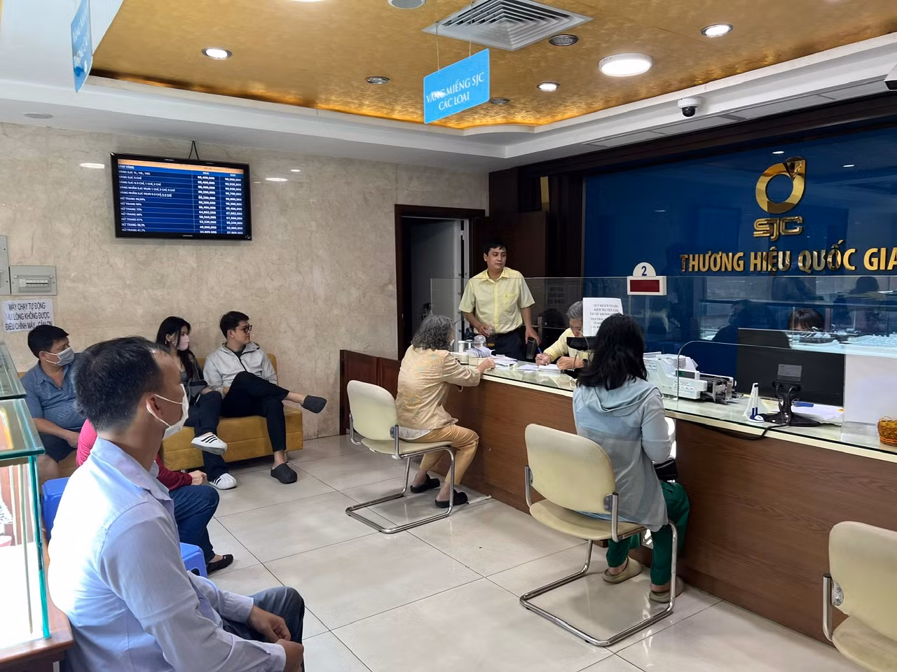 Đầu giờ chiều ngày 11/2, tại Công ty TNHH MTV Vàng bạc đá quý Sài Gòn (SJC) đường Nguyễn Thị Minh Khai (quận 3, TPHCM), nhiều người cầm sẵn vàng cùng CCCD trên tay để bán vàng. Chị Thiên Nga (47 tuổi, ngụ quận 7) cho biết: "Sáng nay thấy vàng lên giá rất cao, tôi nhanh chóng mang 5 lượng vàng SJC đi bán, chốt lời. Do không kịp bán trong phiên sáng lúc giá mua vào hơn 90 triệu đồng/lượng, nên tôi chỉ bán ra với giá 88,4 triệu đồng/lượng". Theo bà Nga, số vàng này được mua từ lâu, hôm nay bán lời hơn 440 triệu đồng.