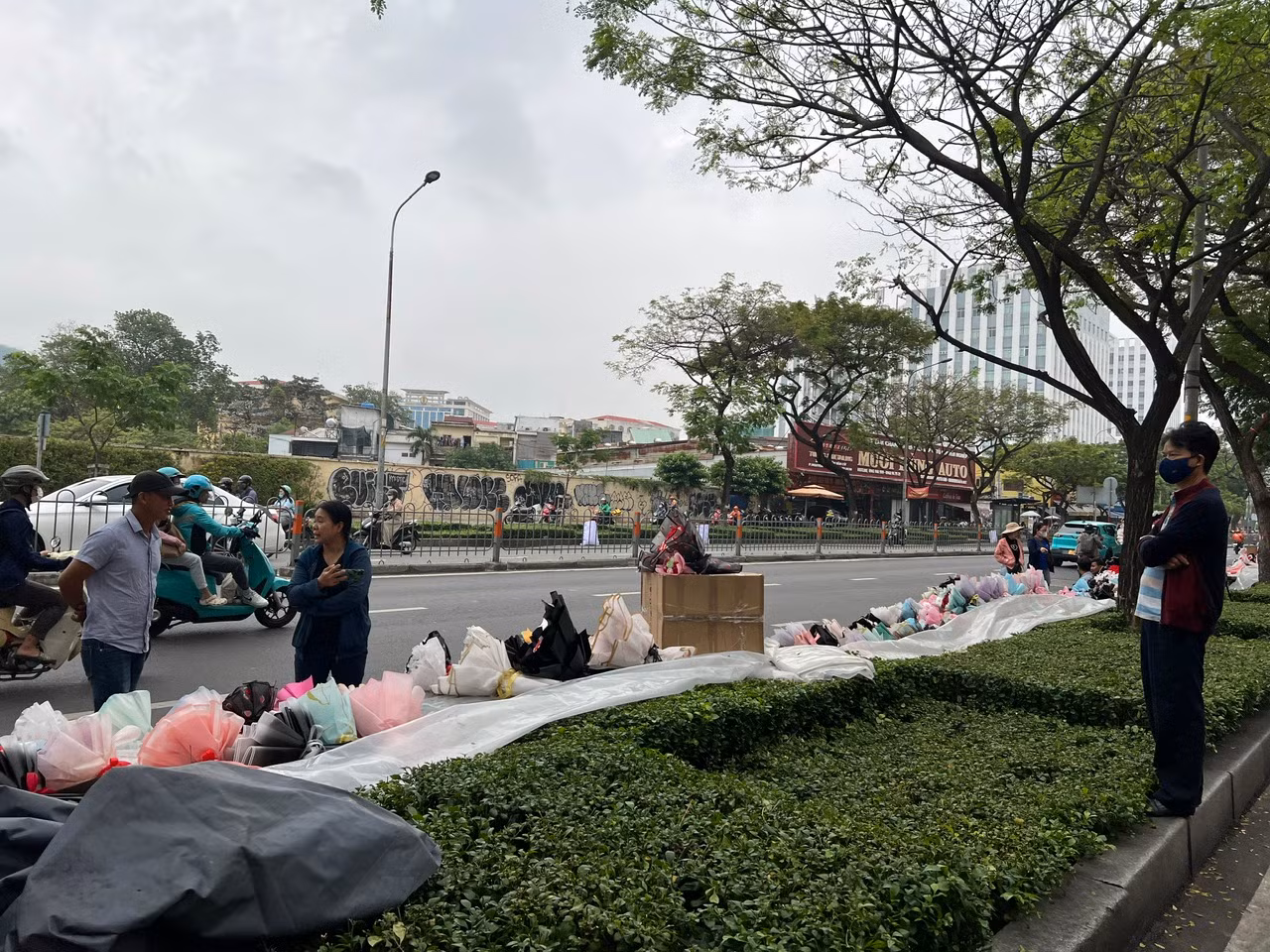 Người bán trông ngóng khách mua.