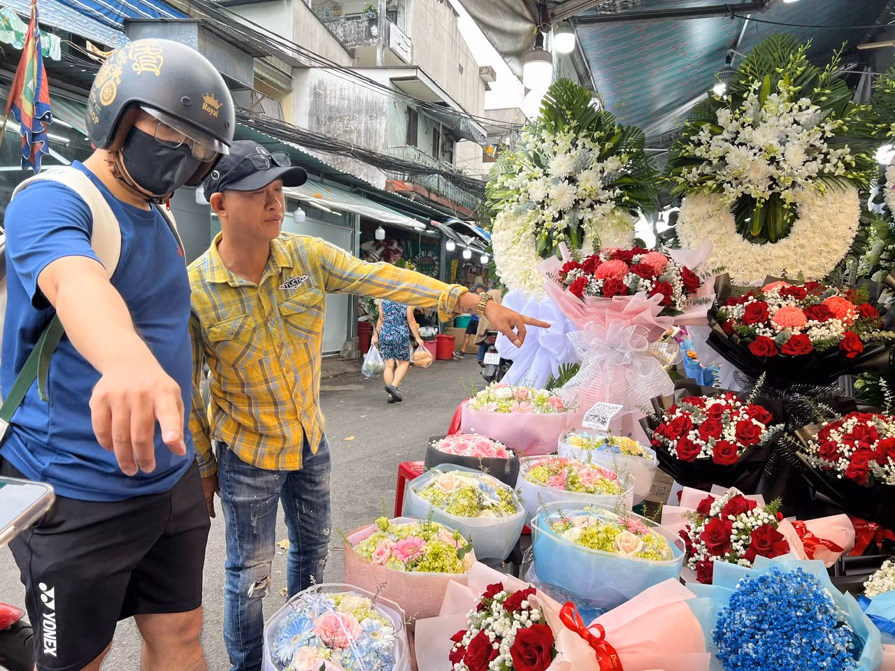 Mỗi bó hoa hồng có giá từ 150.000 - 200.000 đồng/bó, tiểu thương chủ động giảm giá sớm để hút khách.