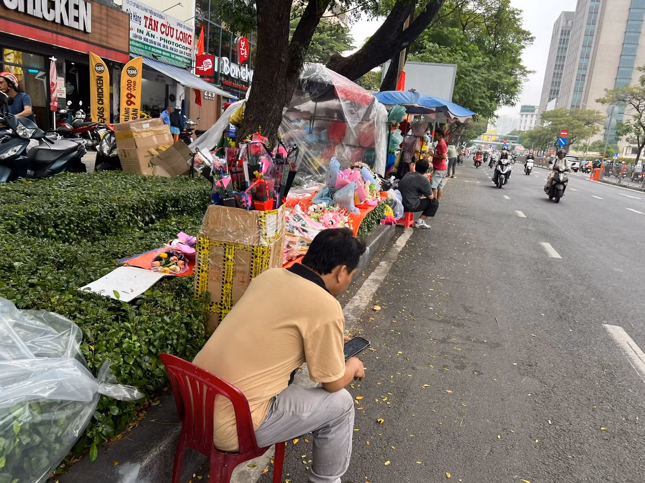 Tuy nhiên, theo ghi nhận của phóng viên trong ngày 14/2, đa số các quầy kinh doanh hoa, quà tặng đều rất vắng khách. "Tôi đã dọn hoa, quà tặng đến đây bán được hai ngày nhưng khách rất vắng. Hôm nay thời tiết ở TPHCM có mưa nên có thể sẽ ít người mua hơn. Chúng tôi đang hy vọng vào buổi chiều tối nay sẽ khả quan hơn nhưng cũng rất lo lắng" - ông Võ Văn Hà có thâm niên gần 5 năm bán hoa dịp lễ cho biết.