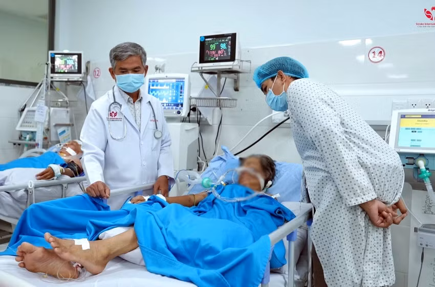 TS.BS. Trần Chí Cường, Giám đốc Bệnh viện đa khoa Quốc tế S.I.S Cần Thơ thăm khám cho bệnh nhân bị đột quỵ