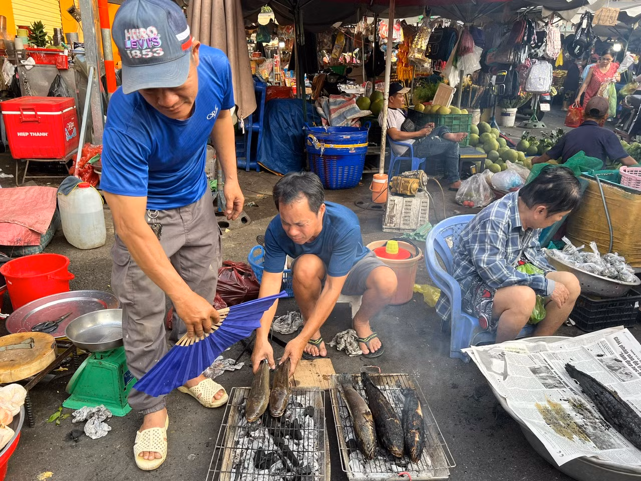 Tại các chợ lẻ như Hòa Bình (quận 5), chợ Thiếc (quận 11), Bà Chiểu (quận Bình Thạnh)... tiểu thương còn bày lò nướng cá lóc ngay trên đường để phục vụ khách đi chợ. "Cá lóc nướng có giá từ 200.000 - 250.000 đồng/con, tùy lớn nhỏ. Giá này tăng khoảng 20.000 đồng so với năm ngoái. Chúng tôi còn tặng kèm bún, rau sống, mắm nêm cho khách" - ông Thành, tiểu thương chợ Hòa Bình nói.