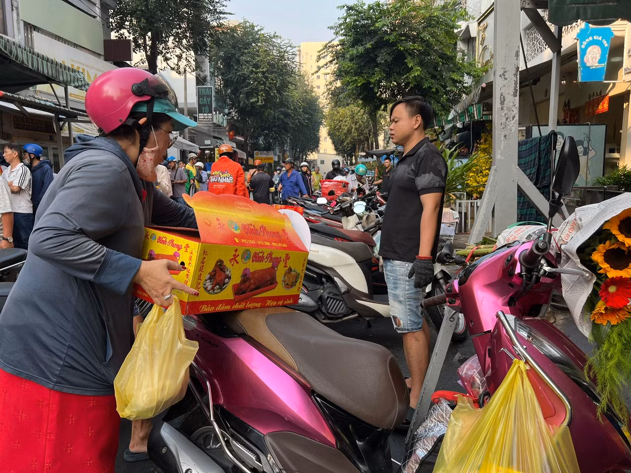Nhiều người thở phào khi mua được heo quay kịp giờ cúng Thần Tài. "Tôi có đặt trước hai hôm để đến tiệm là có hàng ngay, tuy nhiên vẫn phải chờ hơn 20 phút mới đến lượt" - nữ khách hàng nói.