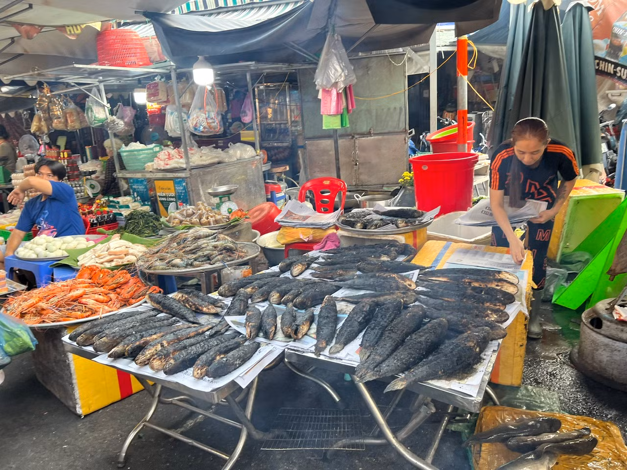 Cá lóc cúng Thần Tài bày đầy bàn chờ khách.
