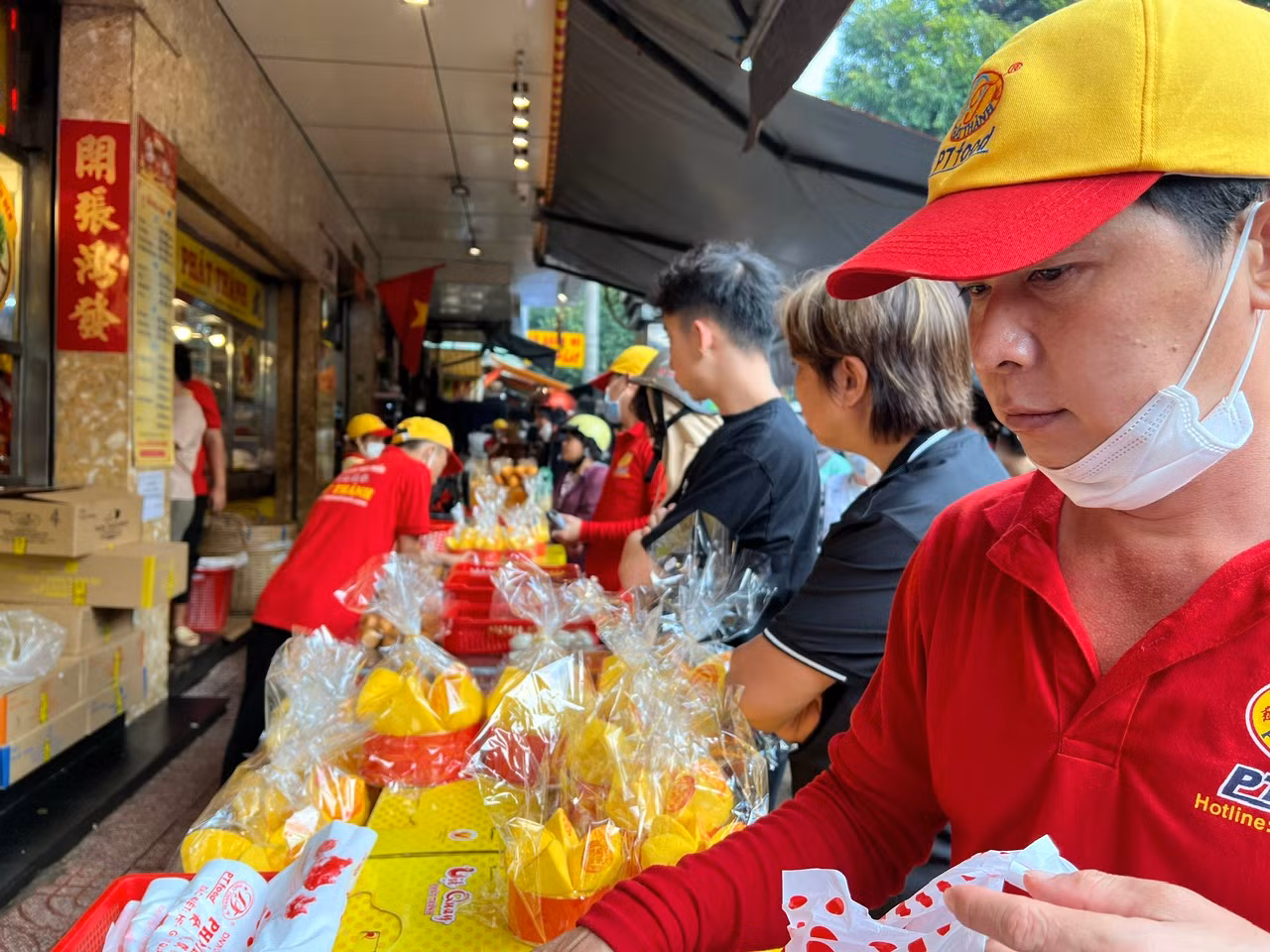 Theo người bán, giá cả không tăng so với ngày thường. Cụ thể, heo quay có giá từ 350.000 – 400.000 đồng, vịt quay 350.000 đồng/con... "Sáng nay, chúng tôi mở cửa từ 5 giờ sáng để phục vụ khách hàng" - nhân viên tiệm heo quay cho biết.