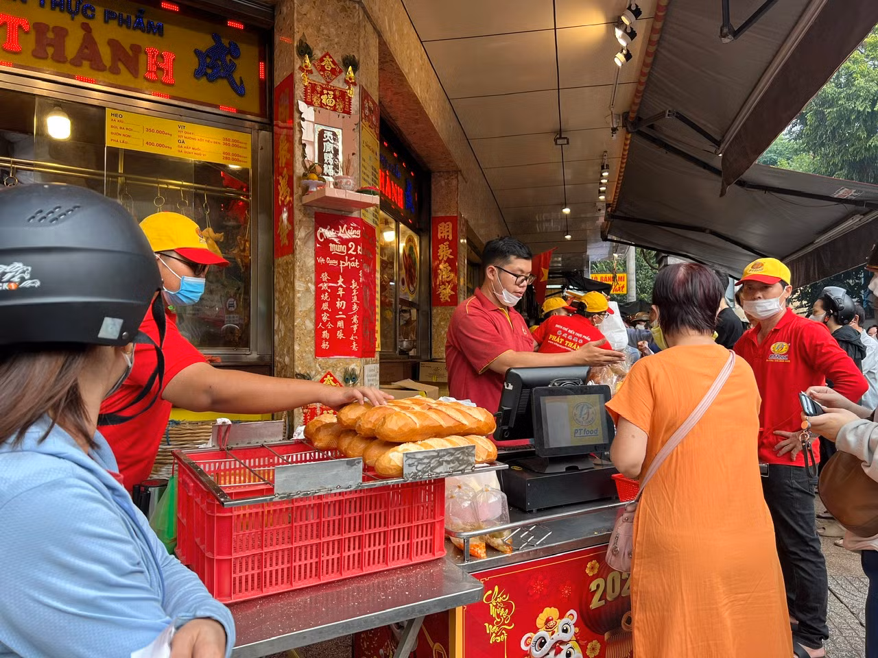 Vì vậy, vào ngày mùng 10 tháng Giêng hàng năm, người dân thường tổ chức lễ cúng vía Thần Tài, để cầu mong công việc làm ăn thuận lợi, may mắn.
