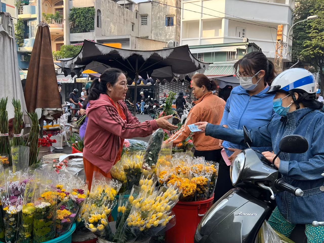 Hoa cúng Thần Tài cát tường, đồng tiền... có giá từ 25.000 - 30.000 đồng/bó.