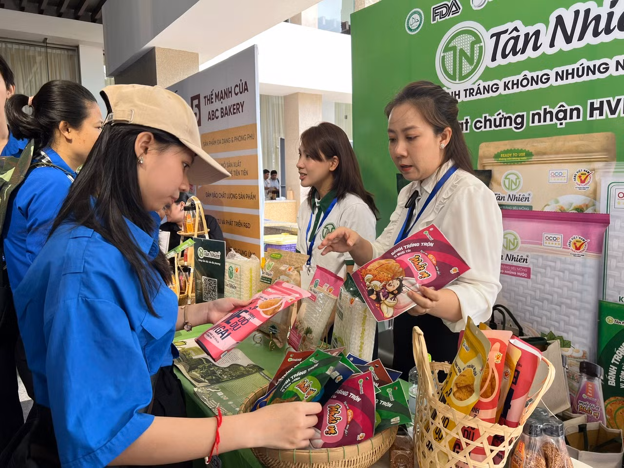 Hàng Việt Nam ngày càng được người tiêu dùng ưa chuộng.