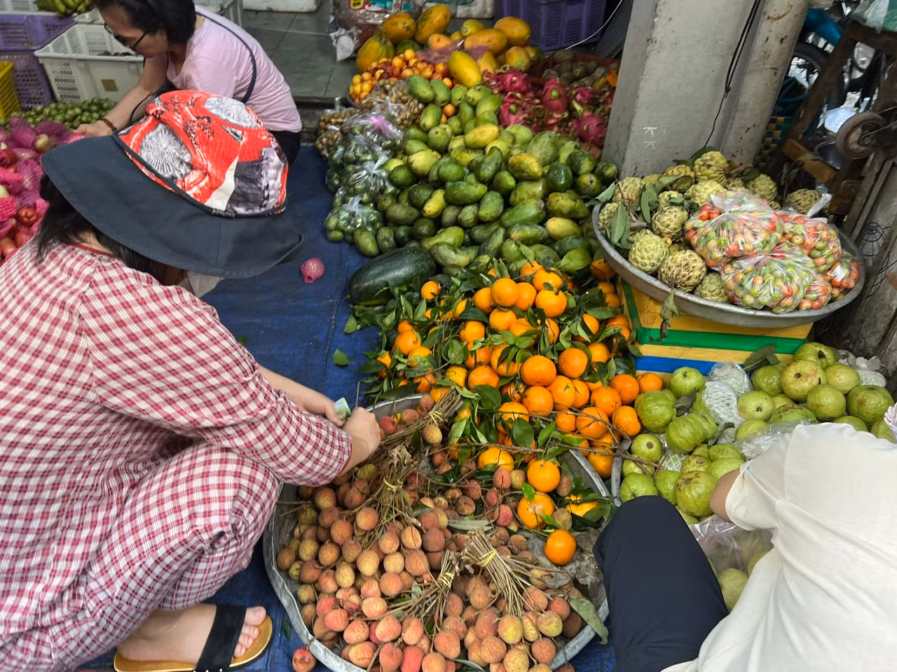Vải có vỏ khô, cuống hơi héo do đã qua 3-4 ngày được tiểu thương xả hàng, giá chỉ còn khoảng 20.000 - 30.000 đồng/kg nhưng chất lượng vẫn như vừa hái từ vườn.