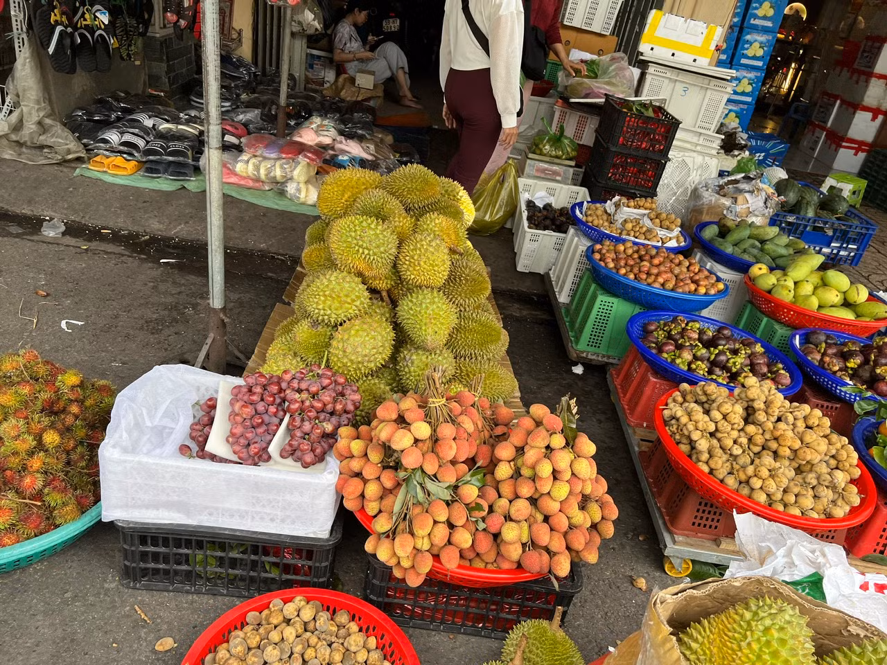 Hầu như sạp hàng nào cũng bày bán những quả vải chín mọng, căng tròn