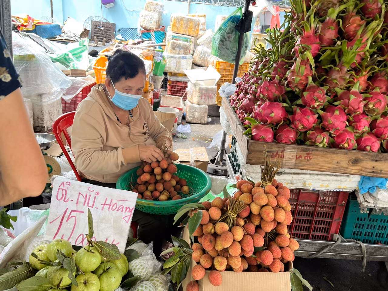 Theo các tiểu thương, năm nay vải trúng mùa nên có giá mềm hơn so với năm ngoái. Đây là mặt hàng bán chạy nhất trong những ngày gần đây.