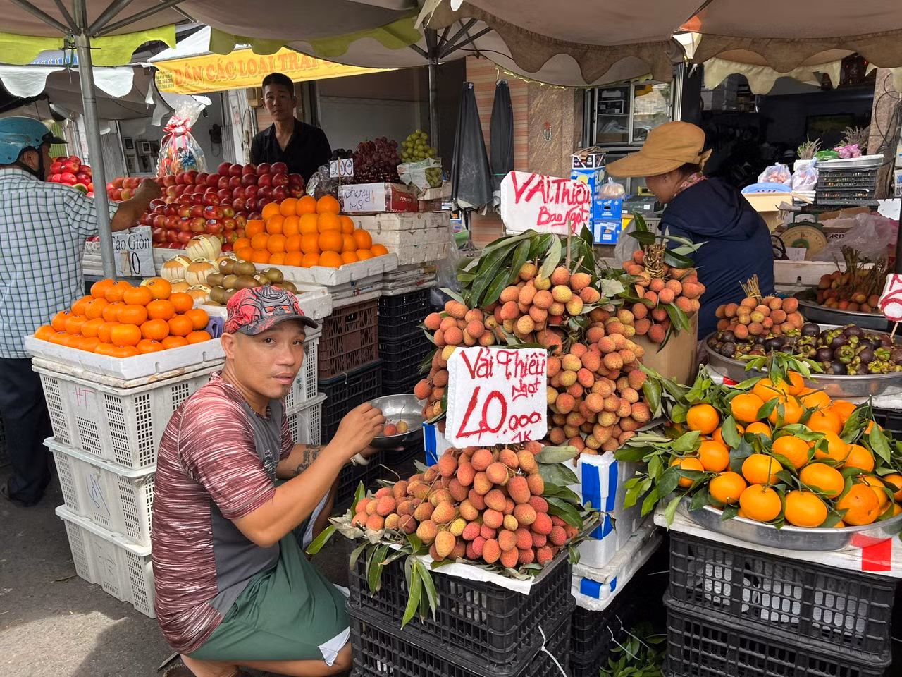 "Vải bao ngon, bao ăn. Cách đây khoảng một tuần, tôi còn bán vải tươi với giá tới 100.000 đồng/kg nhưng nay chỉ còn 40.000 đồng" - chị Minh (kinh doanh trái cây) nói.