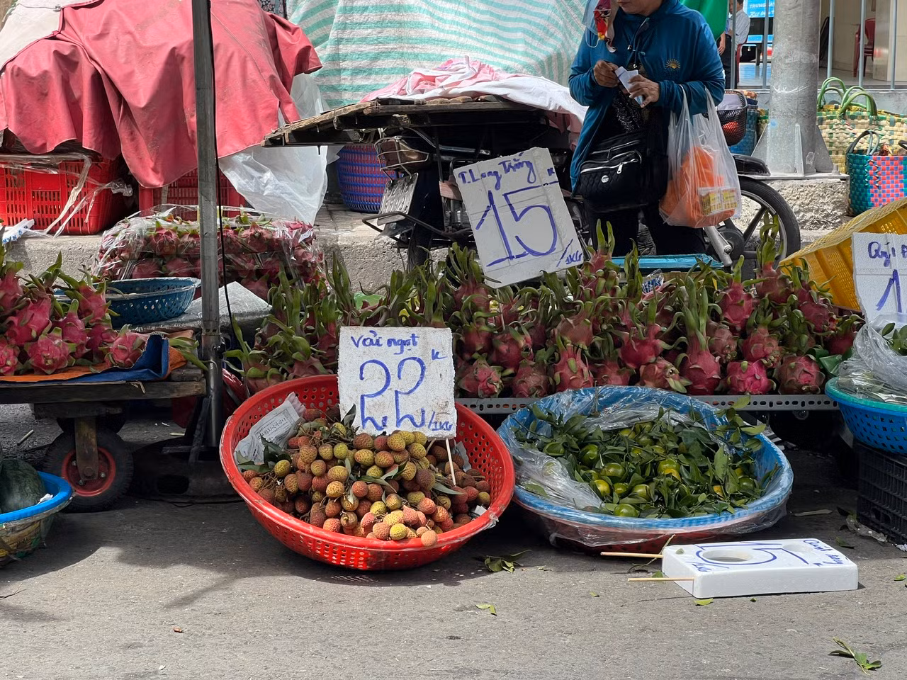 Vải có vỏ khô, cuống hơi héo do đã qua 3-4 ngày được tiểu thương xả hàng, giá chỉ còn khoảng 20.000 - 30.000 đồng/kg nhưng chất lượng vẫn như vừa hái từ vườn.
