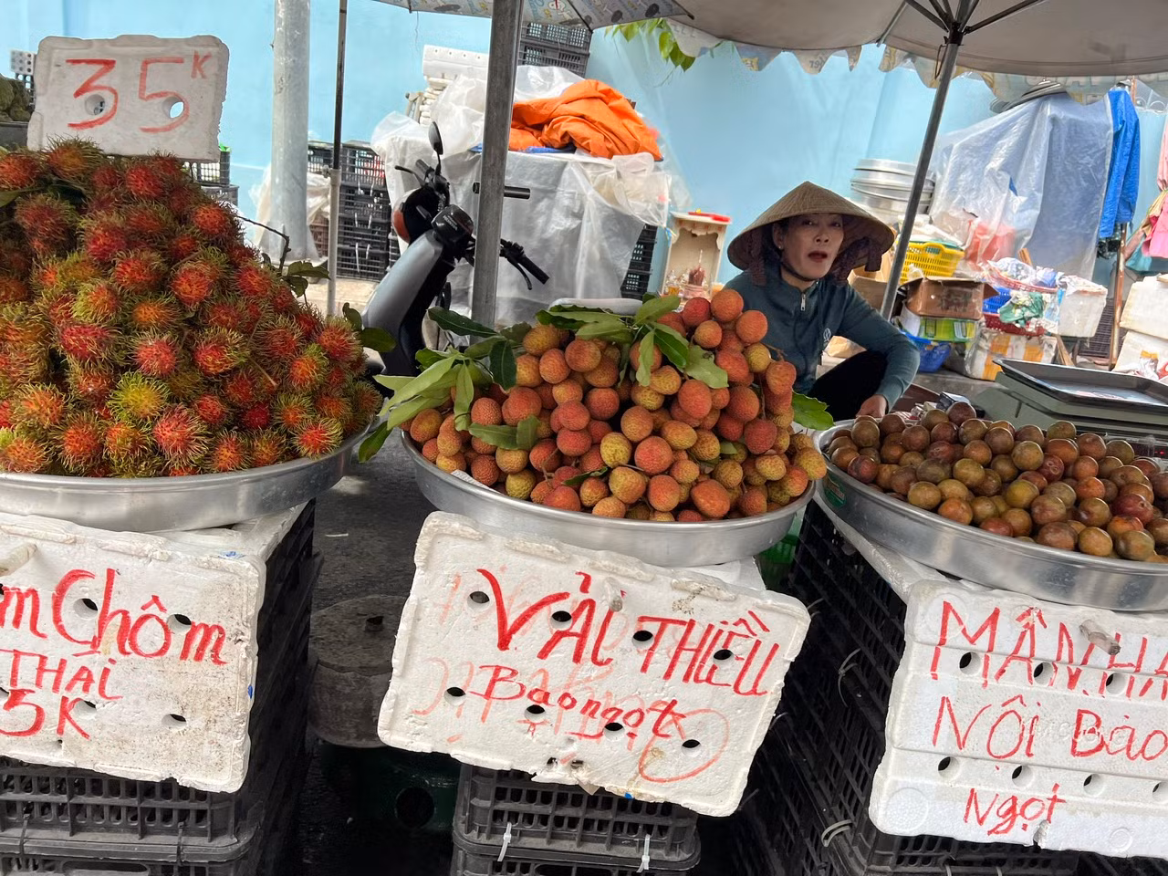 Mùa vải tươi kéo dài khoảng 2 tháng, từ tháng 5 đến tháng 7. Quả vải chính vụ có vị ngọt đậm và thơm mát. Trái vải chín thường ửng đỏ với hạt nhỏ, vỏ mỏng, cùi dày. "Năm nay quả vải rộ chợ, giá mềm nên hầu như ngày nào gia đình tôi cũng mua thưởng thức" - chị Minh (ngụ quận 3) chia sẻ.