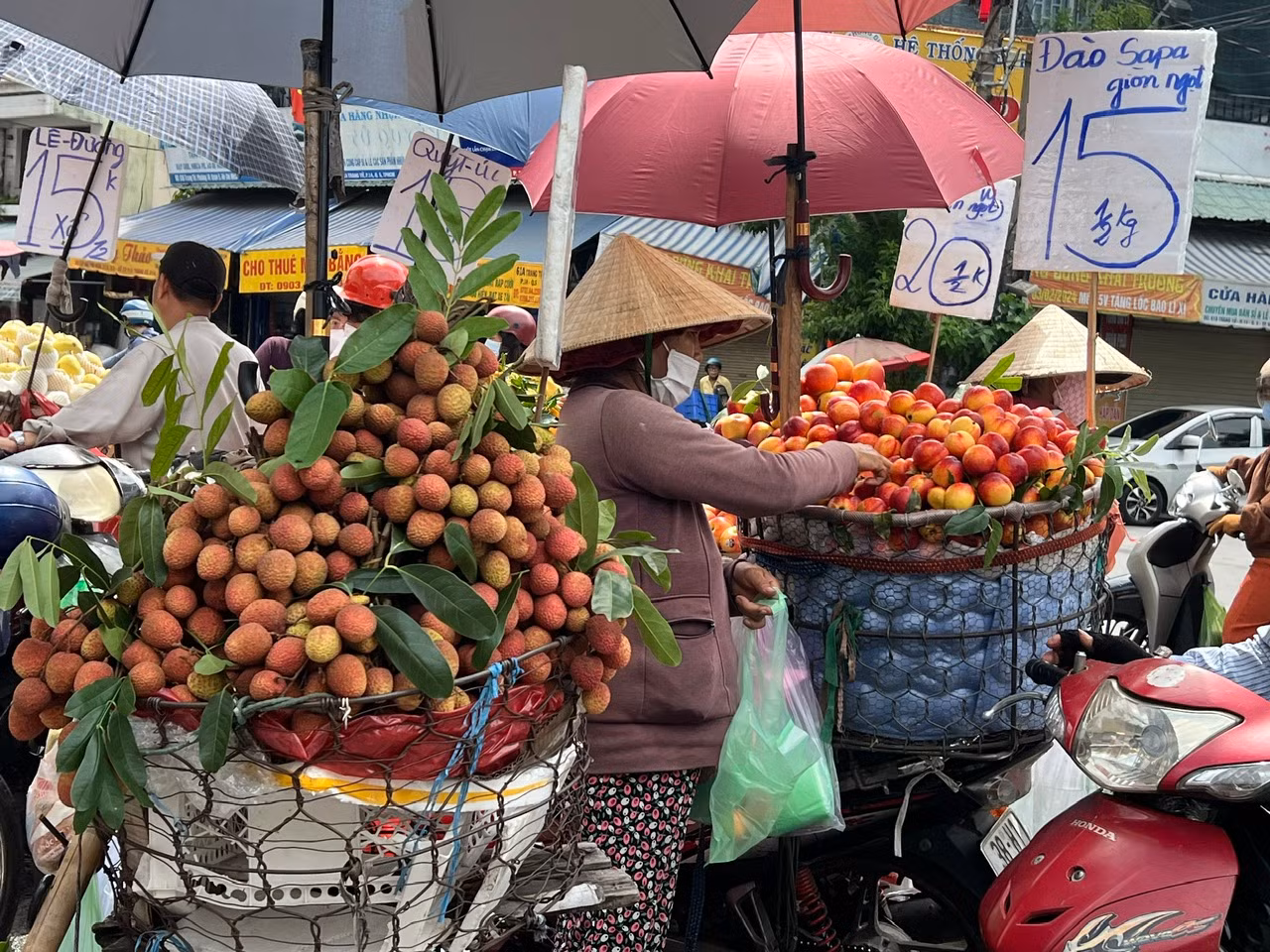 Một xe đẩy chất đầy vải tươi tại một góc đường ở TPHCM