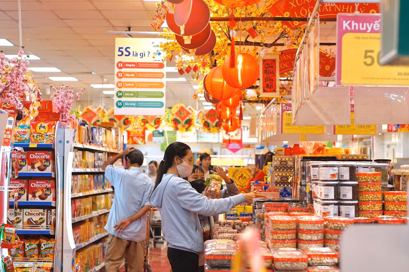 Đồng thời, nhiều siêu thị tăng thêm thời gian mở và đóng cửa, mở thêm các quầy thanh toán để phục vụ đến người khách cuối cùng; liên tục livestream (phát trực tiếp) vào giờ trưa để chị em công sở có thể tranh thủ chốt đơn sắm Tết với bánh mứt kẹo, giò chả, giỏ quà Tết... và được siêu thị giao hàng tận nơi.