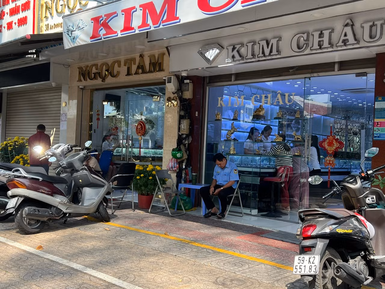 Dãy tiệm vàng gần Trung tâm thương mại An Đông (quận 5) cũng chỉ có một vài khách đến giao dịch, dù đã cận ngày Thần Tài - ngày người dân mua vàng nhiều nhất với niềm tin sẽ được may mắn, buôn may bán đắt.