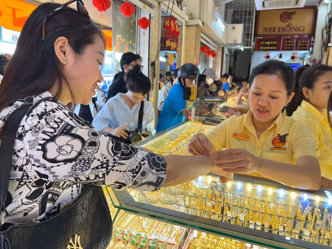 Khách tìm mua vàng trang sức khá nhiều trong ngày Thần Tài. "Những ngày qua, khách đến mua vàng hoặc đổi vàng chiếm số lượng nhiều hơn bán vàng. Nhân viên cũng được huy động tất cả để phục vụ khách nhanh chóng" - chị Linh, nhân viên bán hàng nói.