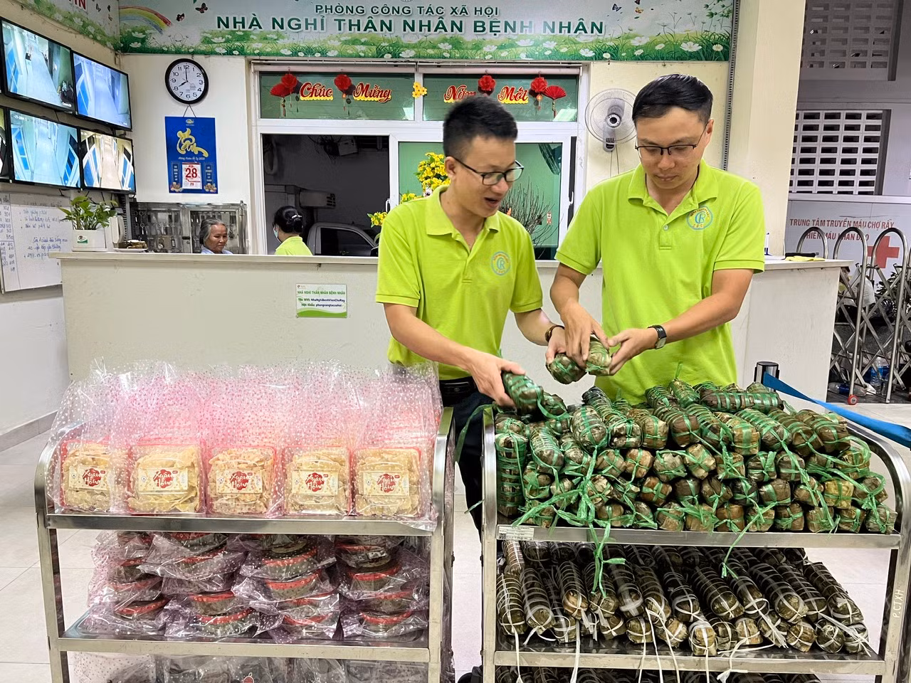 Phòng Công tác xã hội Bệnh viện Chợ Rẫy chuẩn bị hàng trăm cái bánh tét, mứt Tết tặng thân nhân người bệnh ngay trong ngày đầu năm mới 2025.