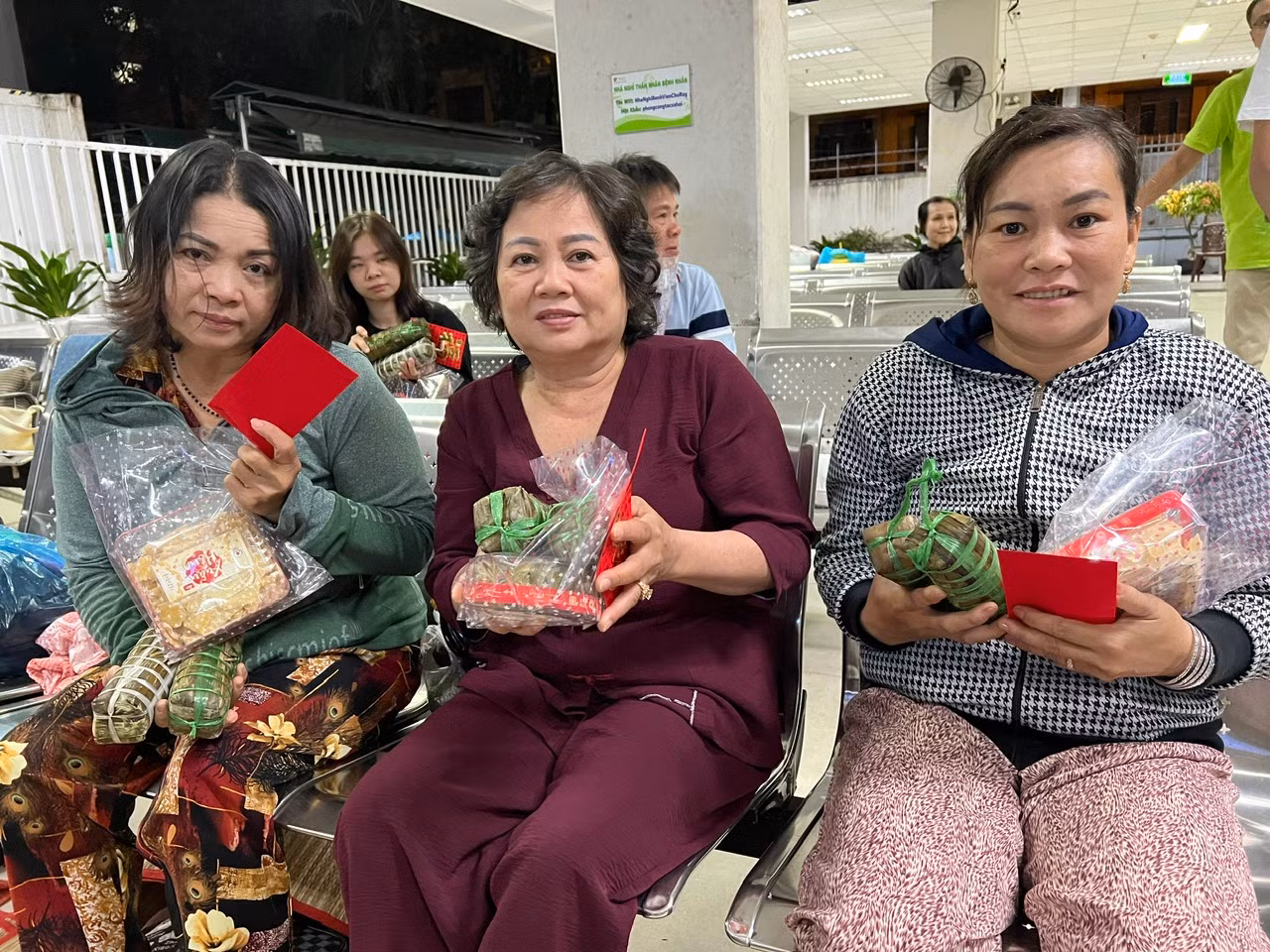Người nhà bệnh nhân tại Bệnh viện Chợ Rẫy bất ngờ được lì xì, tặng bánh tét, mứt Tết trong ngày đầu năm mới
