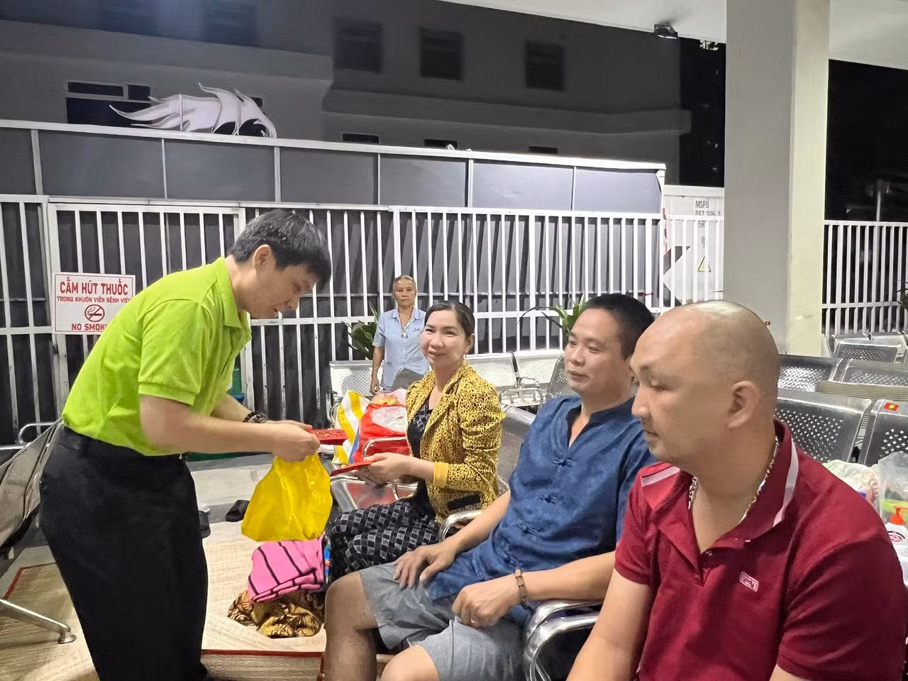 Ông Lê Minh Hiển, Trưởng phòng Công tác xã hội Bệnh viện Chợ Rẫy gửi tặng lì xì và chúc Tết đến người nhà bệnh nhân