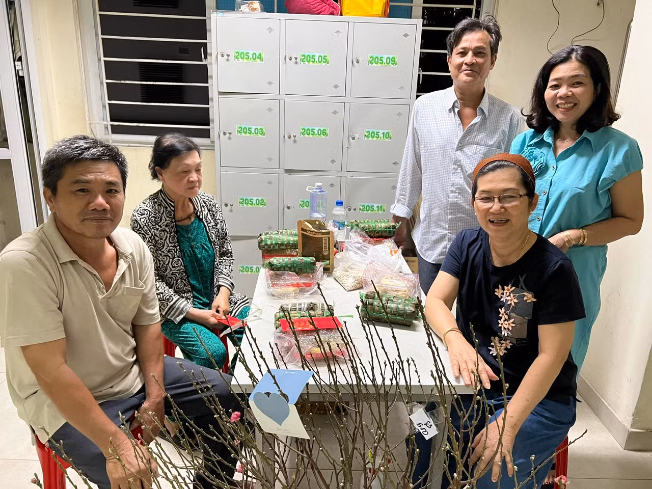 Bà Sâm (ngồi bên phải) bộc bạch: "Tuy phải đón Tết ở bệnh viện nhưng cảm thấy rất ấm lòng".