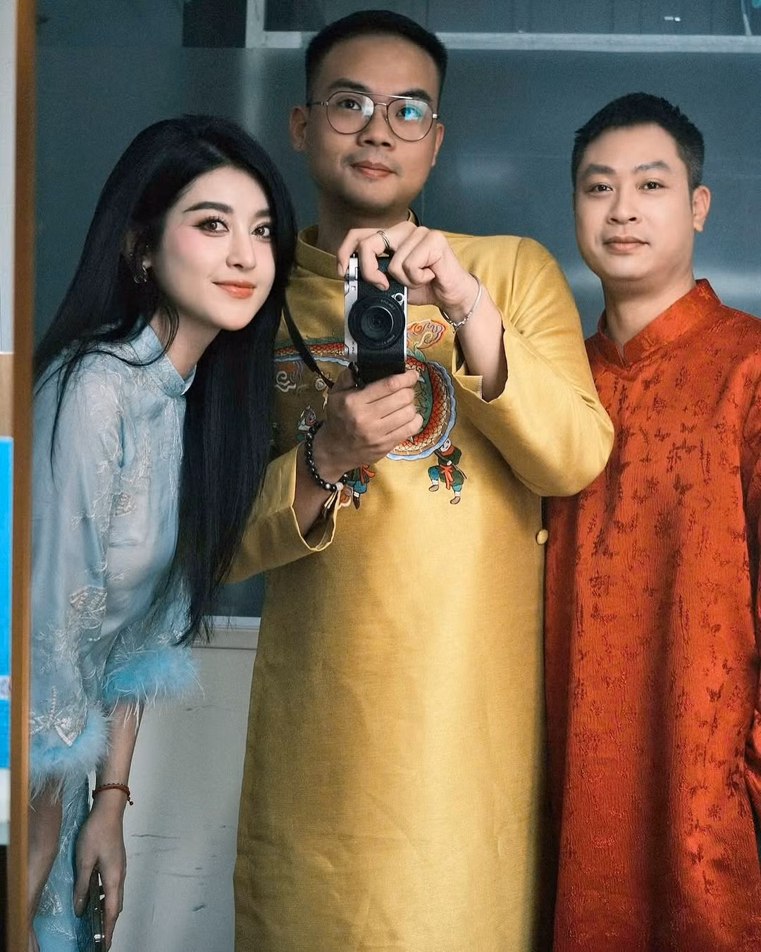 Á hậu Huyền My mặc áo dài xanh in họa tiết, phối lông vũ ở tay khi đi chụp ảnh cuối năm cùng bạn bè.