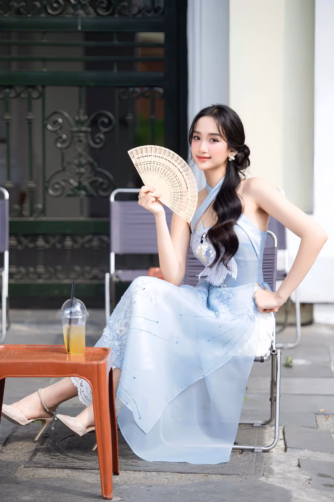 Hoa hậu Sinh viên Việt Nam 2024 Dương Trà Giang chọn áo dài cách điệu kiểu cổ yếm độc đáo, khoe vai trần khi xuống phố ngày cuối năm.