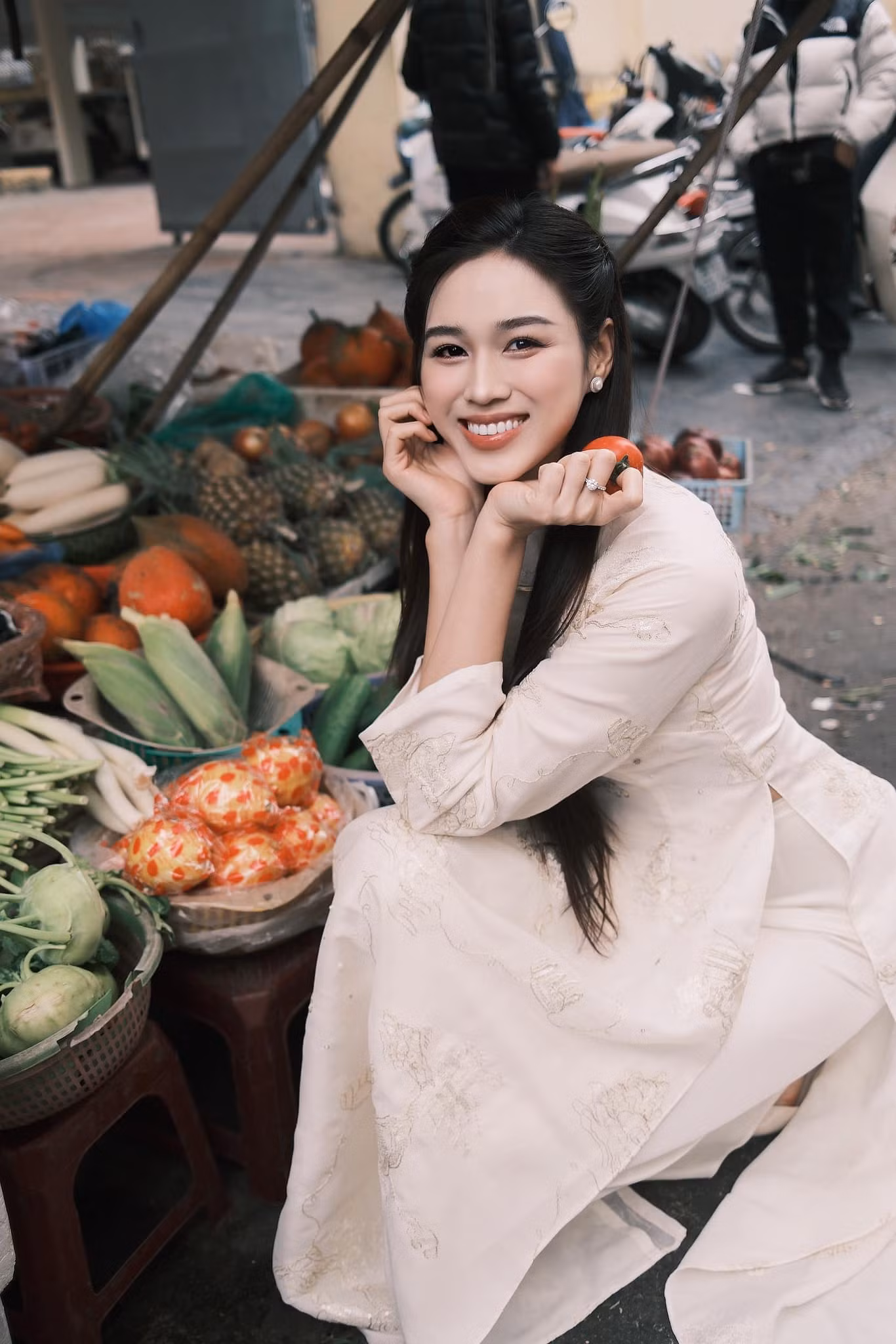Như mọi năm, Đỗ Thị Hà về quê ở Thanh Hóa để đón Tết cùng gia đình. Bận rộn quanh năm, người đẹp tâm niệm cuối năm là lúc để tề tựu bên gia đình, vì vậy cô tiết giảm công việc, thu xếp về quê sớm.