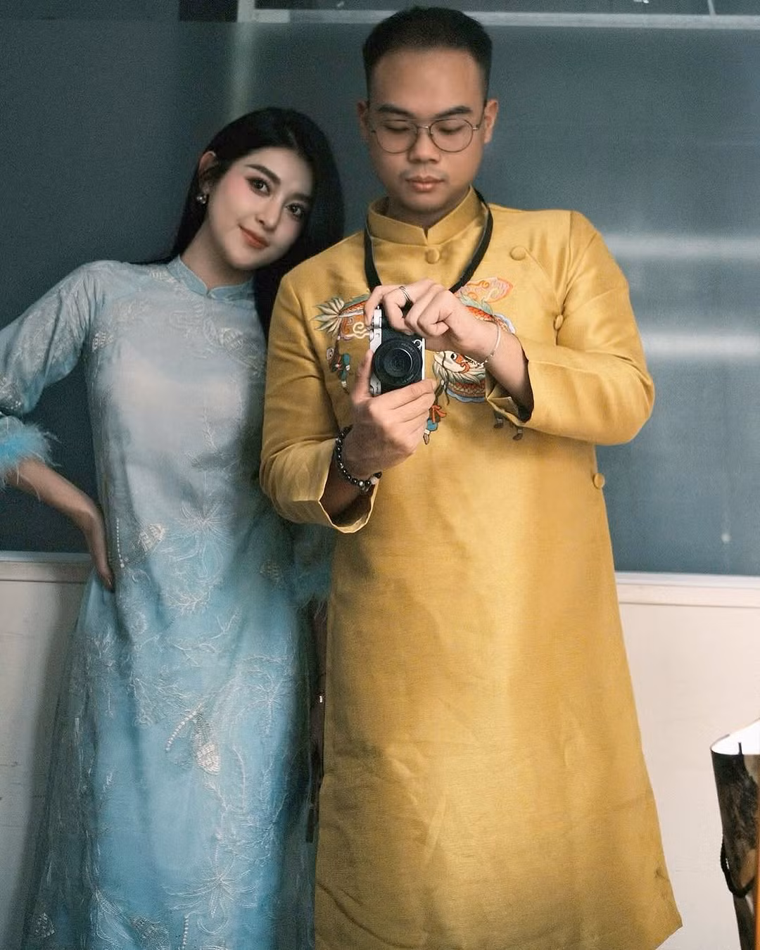 Á hậu Huyền My mặc áo dài xanh in họa tiết, phối lông vũ ở tay khi đi chụp ảnh cuối năm cùng bạn bè.