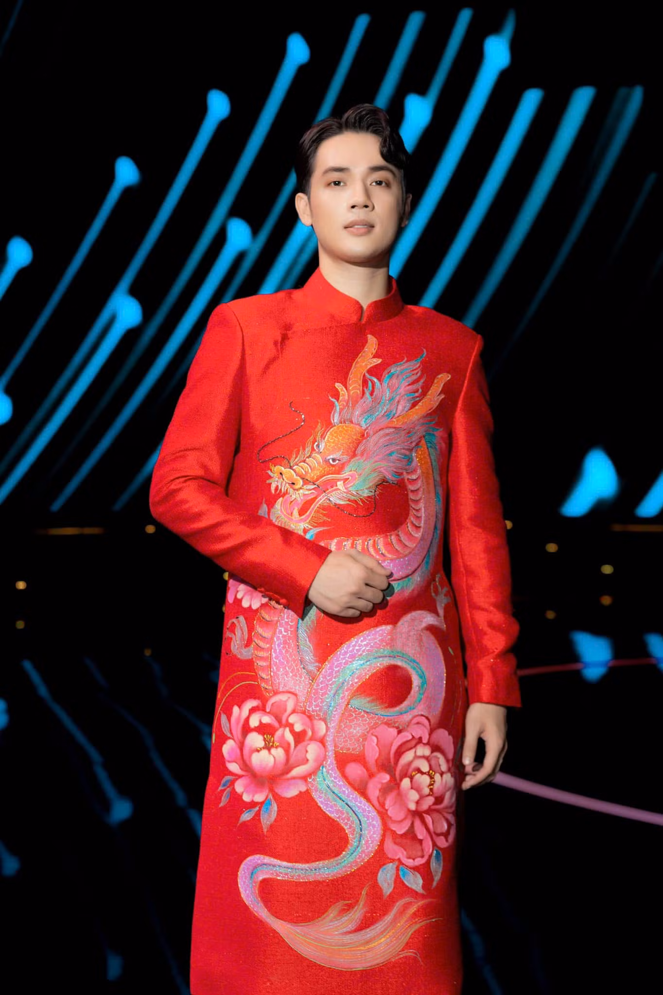 Nhiều nam vương mặc áo dài của NTK Trường Duy.
