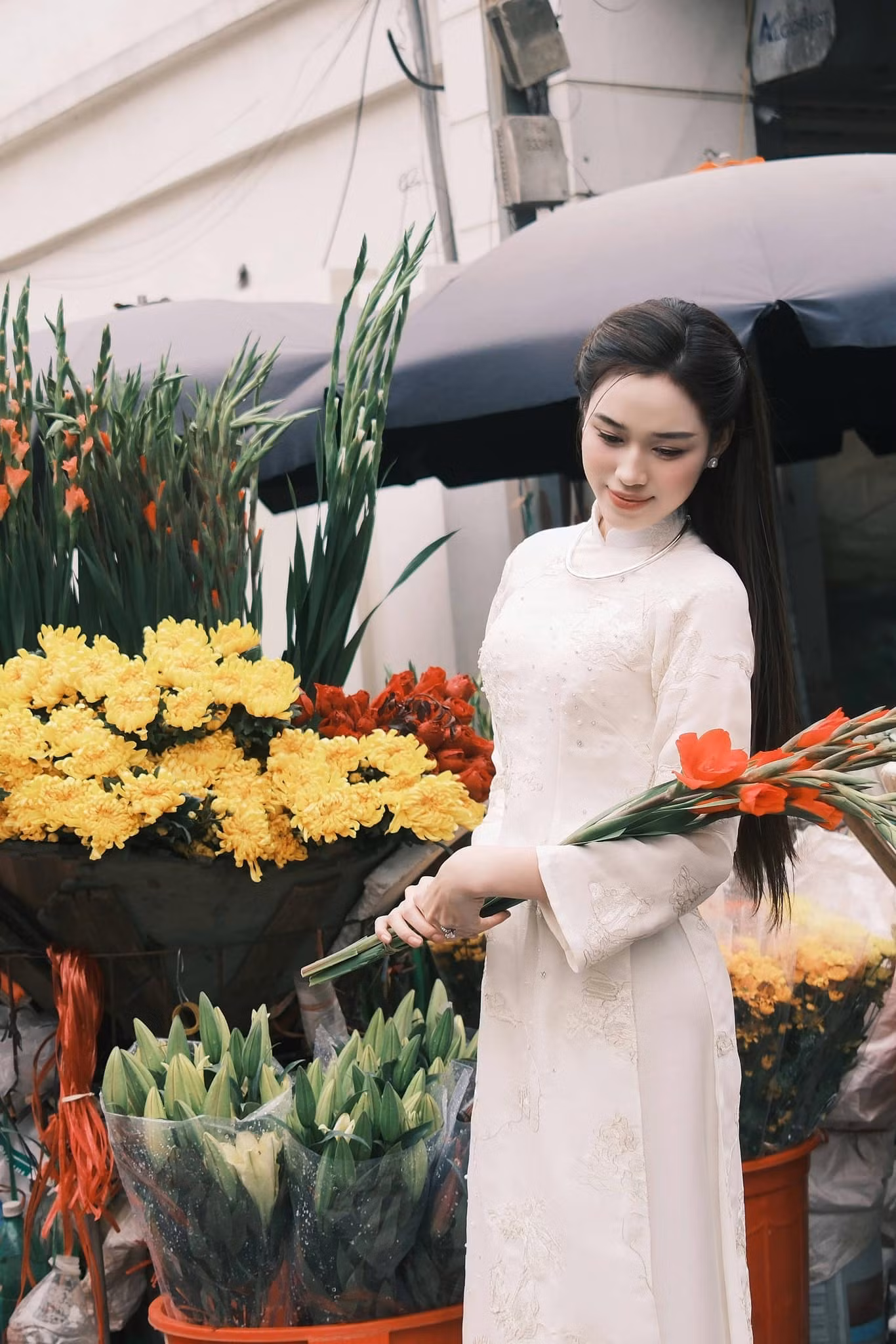Hoa hậu Việt Nam 2020 để tóc thẳng tự nhiên, trang điểm nhẹ nhàng. Cô tranh thủ đi chợ mua hoa, sắm đồ đạc để về trang trí Tết. Người đẹp cho biết cô thích trang hoàng, dọn dẹp nhà cửa trong những dịp cuối năm để quây quần bên bạn bè.