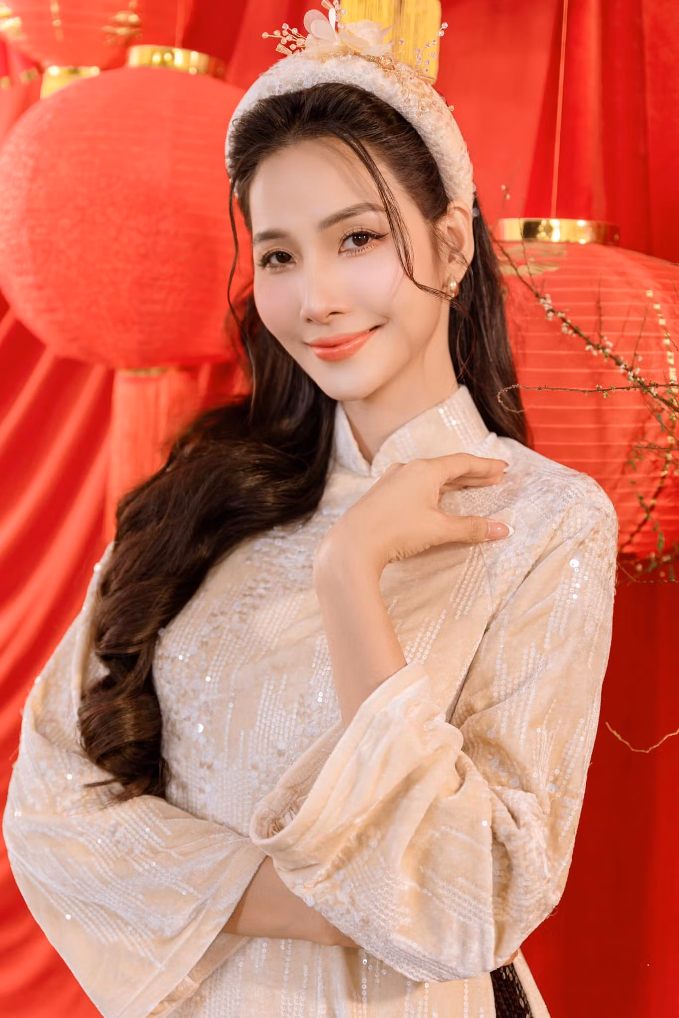 Á hậu Hoàng Thùy nền nã với áo dài, khăn đóng đính kim sa cầu kỳ.