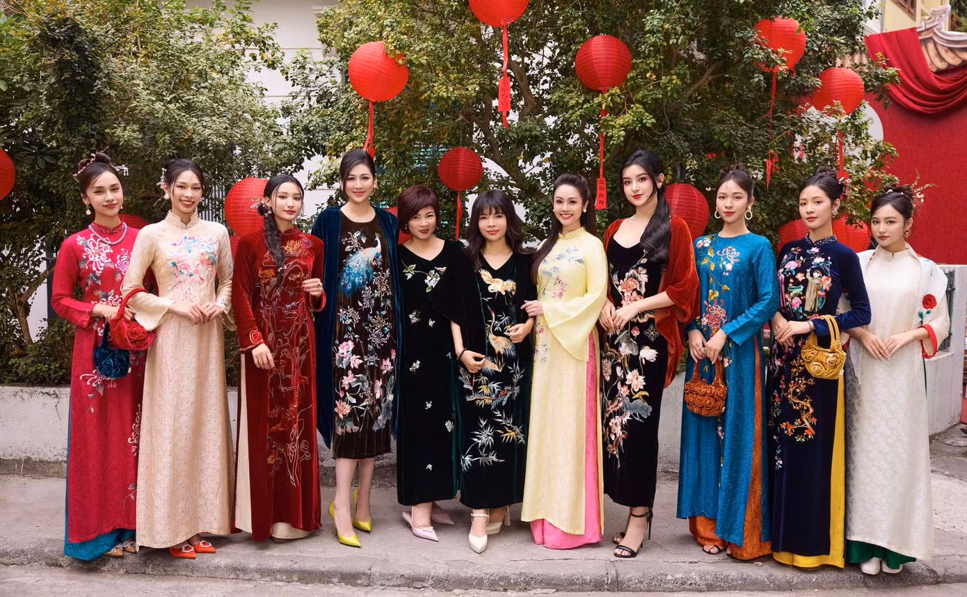 Các hoa hậu, á hậu, nghệ sĩ trong áo dài thiết kế Lan V.