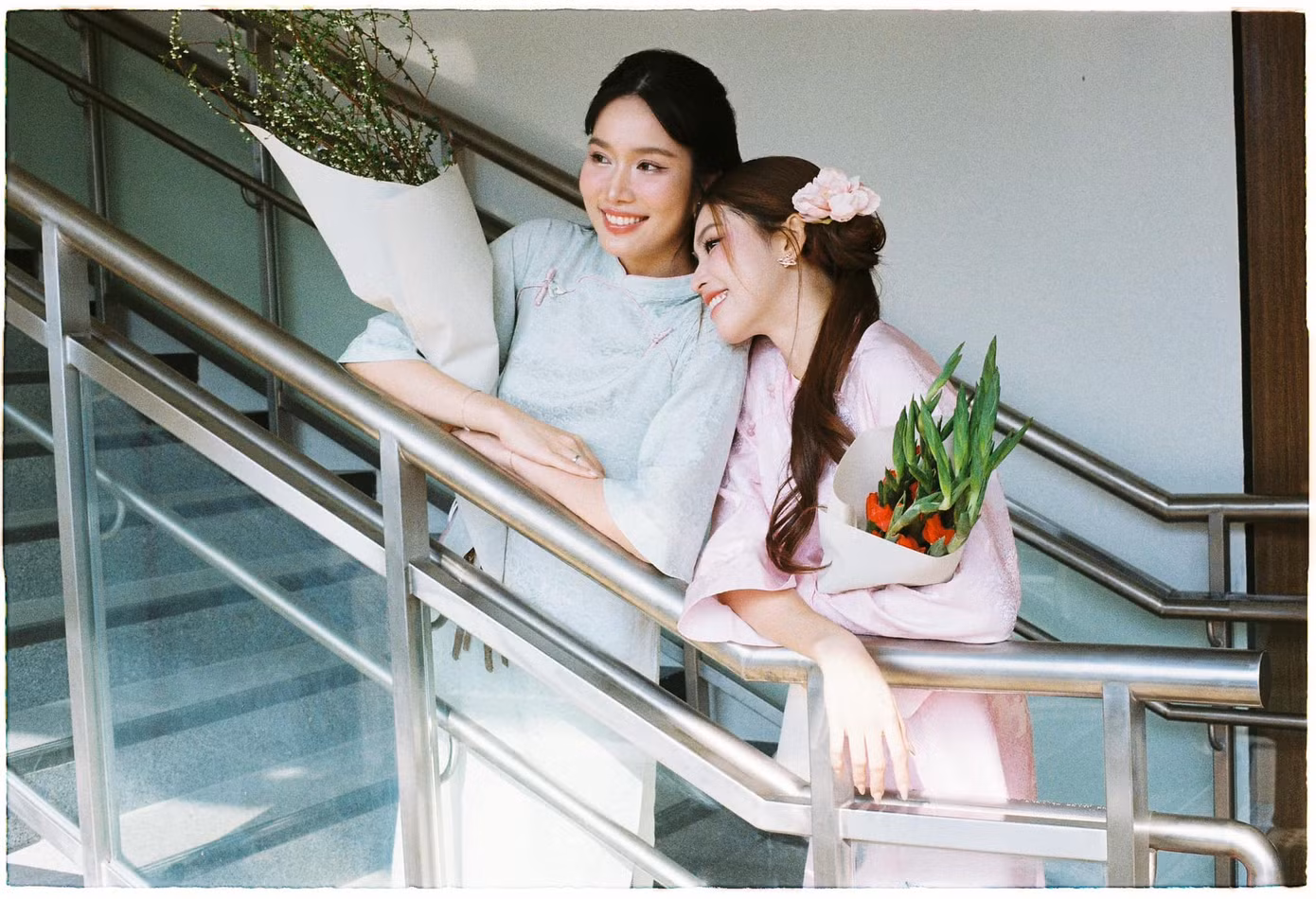 Á hậu Phương Anh, Ngọc Thảo diện áo dài chụp ảnh những ngày cuối năm. Hai người đẹp chọn ga metro đầu tiên của TPHCM để thực hiện bộ ảnh Tết. Đây là địa điểm hot, được nhiều bạn trẻ chọn để chụp ảnh áo dài Tết những ngày cuối năm.