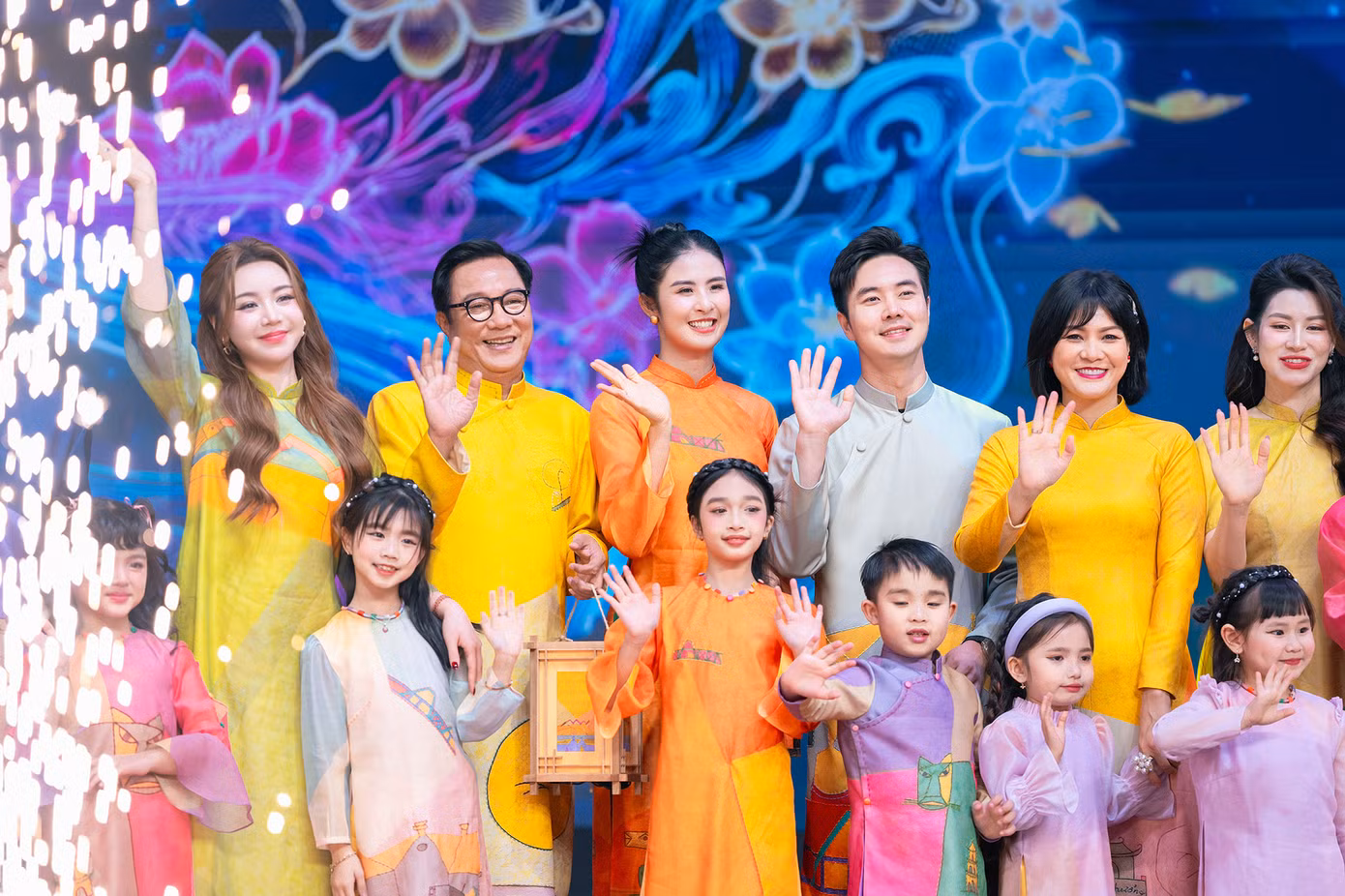 Các nghệ sĩ trình diễn áo dài Tết của Hoa hậu Ngọc Hân.