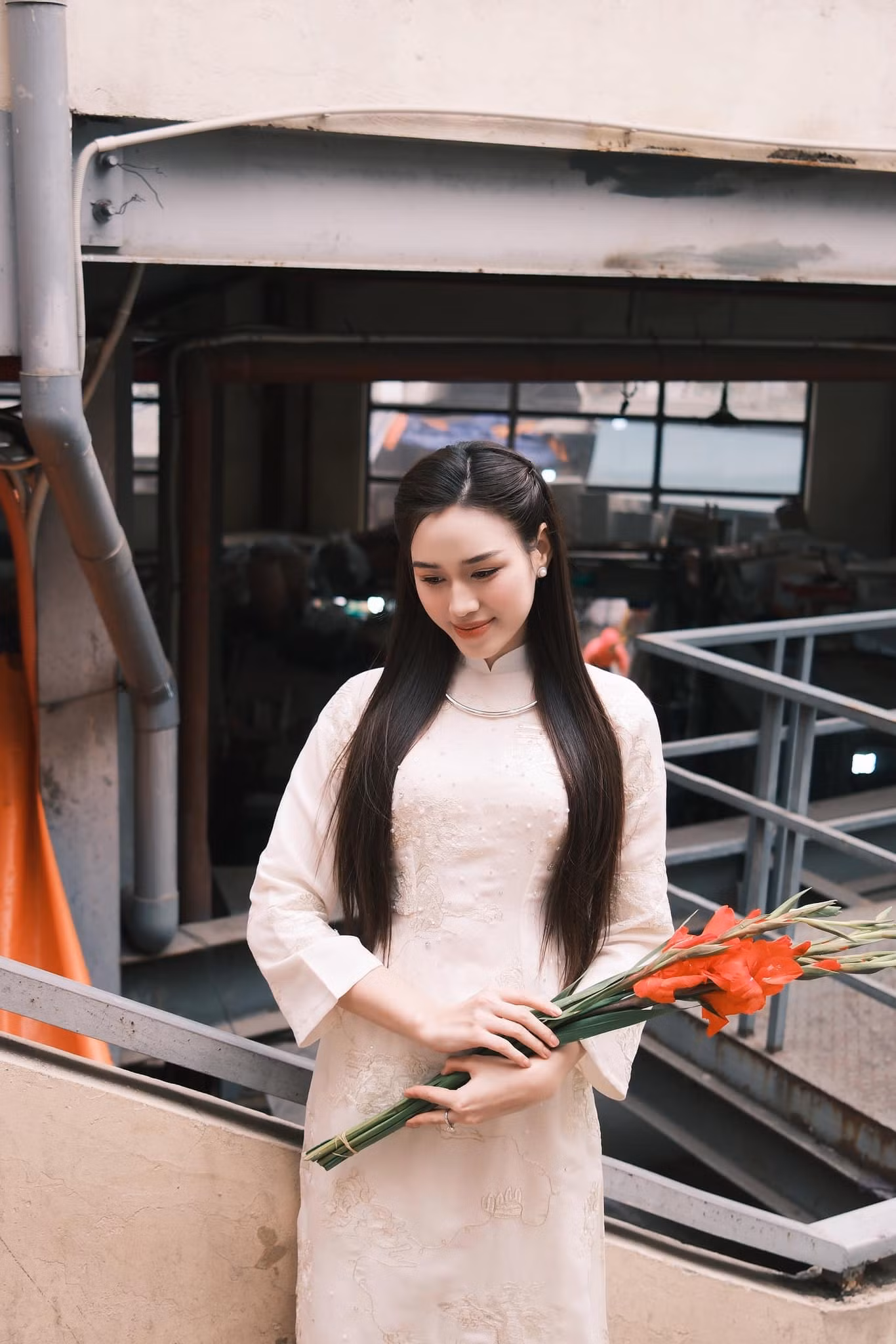Hoa hậu Việt Nam 2020 để tóc thẳng tự nhiên, trang điểm nhẹ nhàng. Cô tranh thủ đi chợ mua hoa, sắm đồ đạc để về trang trí Tết. Người đẹp cho biết cô thích trang hoàng, dọn dẹp nhà cửa trong những dịp cuối năm để quây quần bên bạn bè.