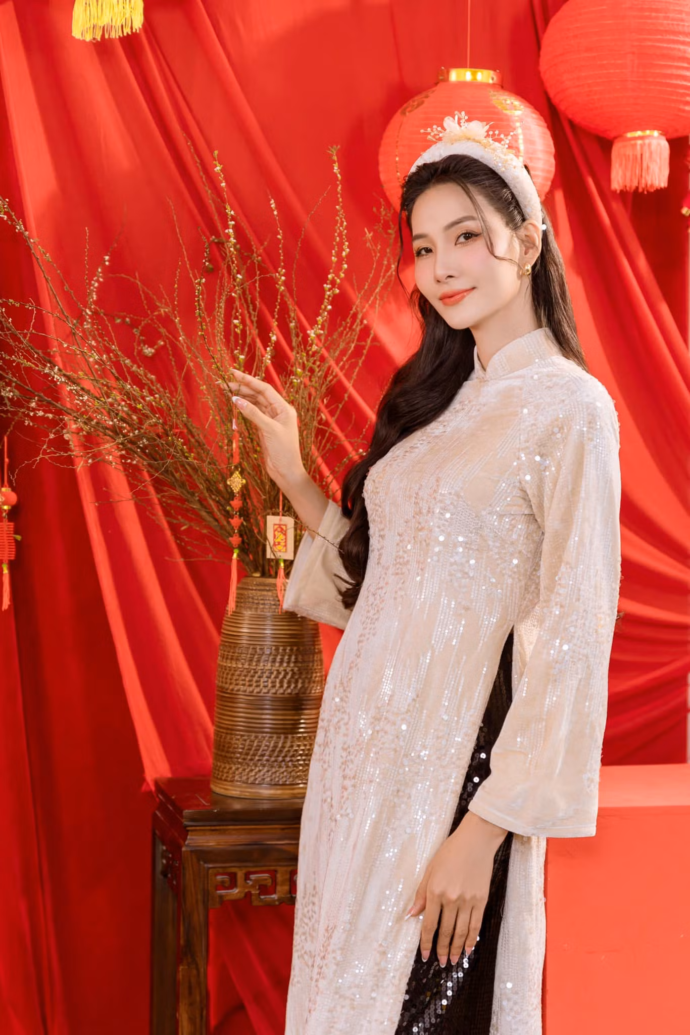 Á hậu Hoàng Thùy nền nã với áo dài, khăn đóng đính kim sa cầu kỳ.