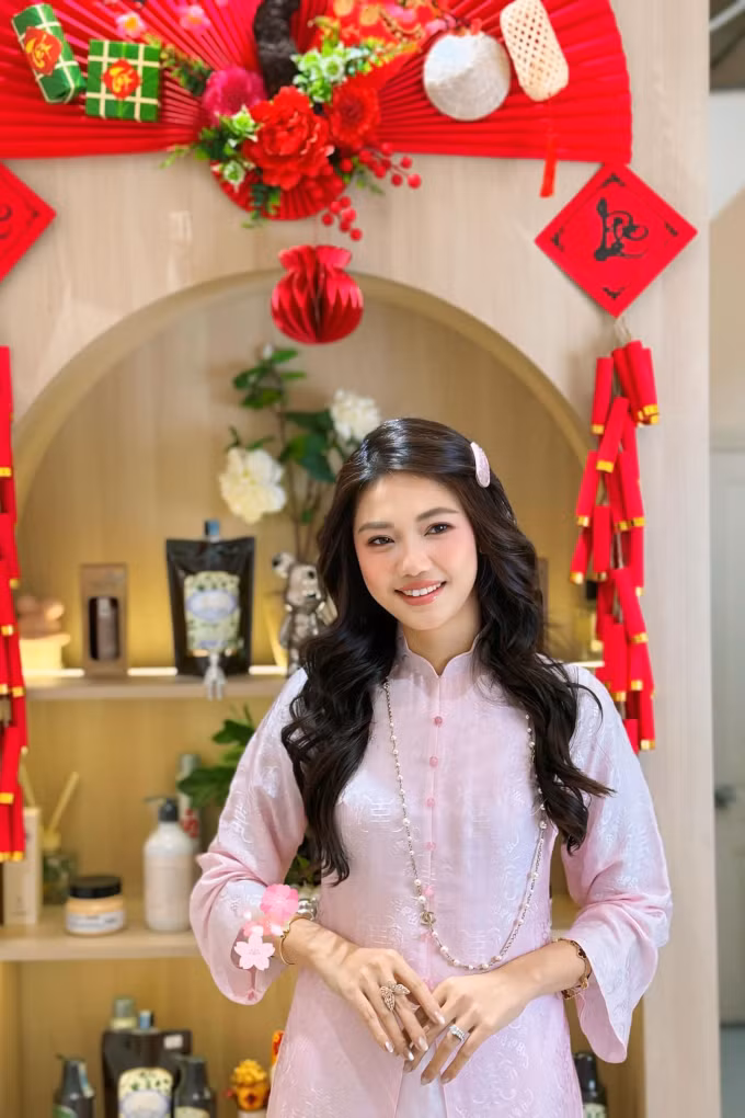 Á hậu Thanh Tú và chị gái - Á hậu Trà My - chọn áo dài lụa gam màu đối lập khi đi dạo phố những ngày cận Tết.
